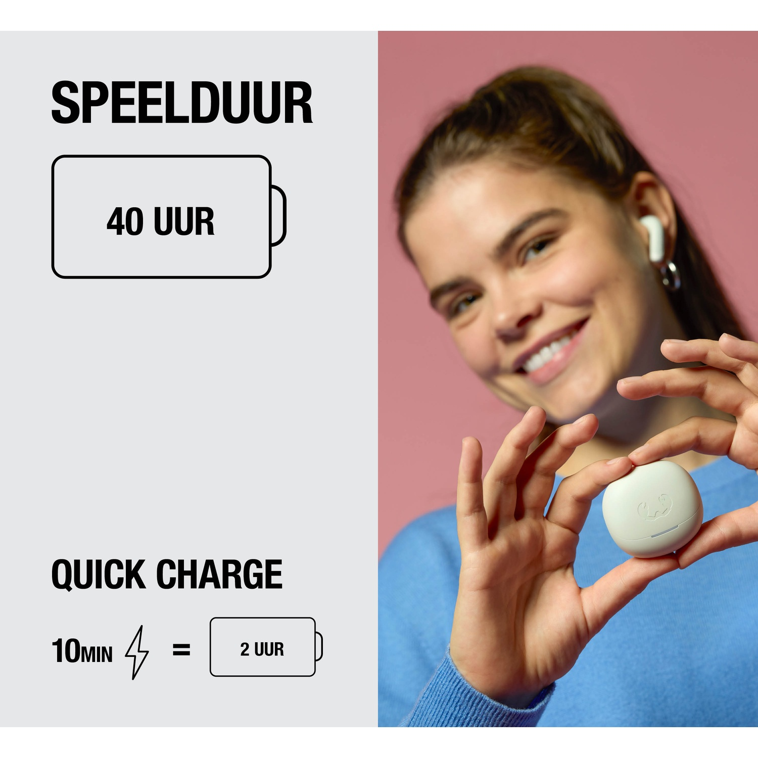 Vrouw houdt wit oplaadetui vast. Speeltijd 40 uur. Snel laden: 10 min geeft 2 uur.