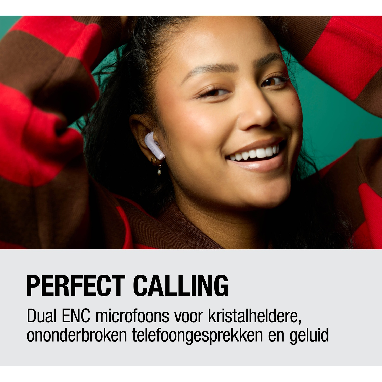 Een vrouw met een witte oortelefoon lacht.