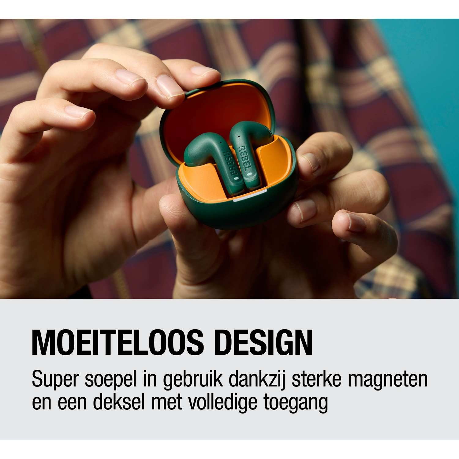 Persoon houdt groene oordopjes met oranje oplaadcase vast.