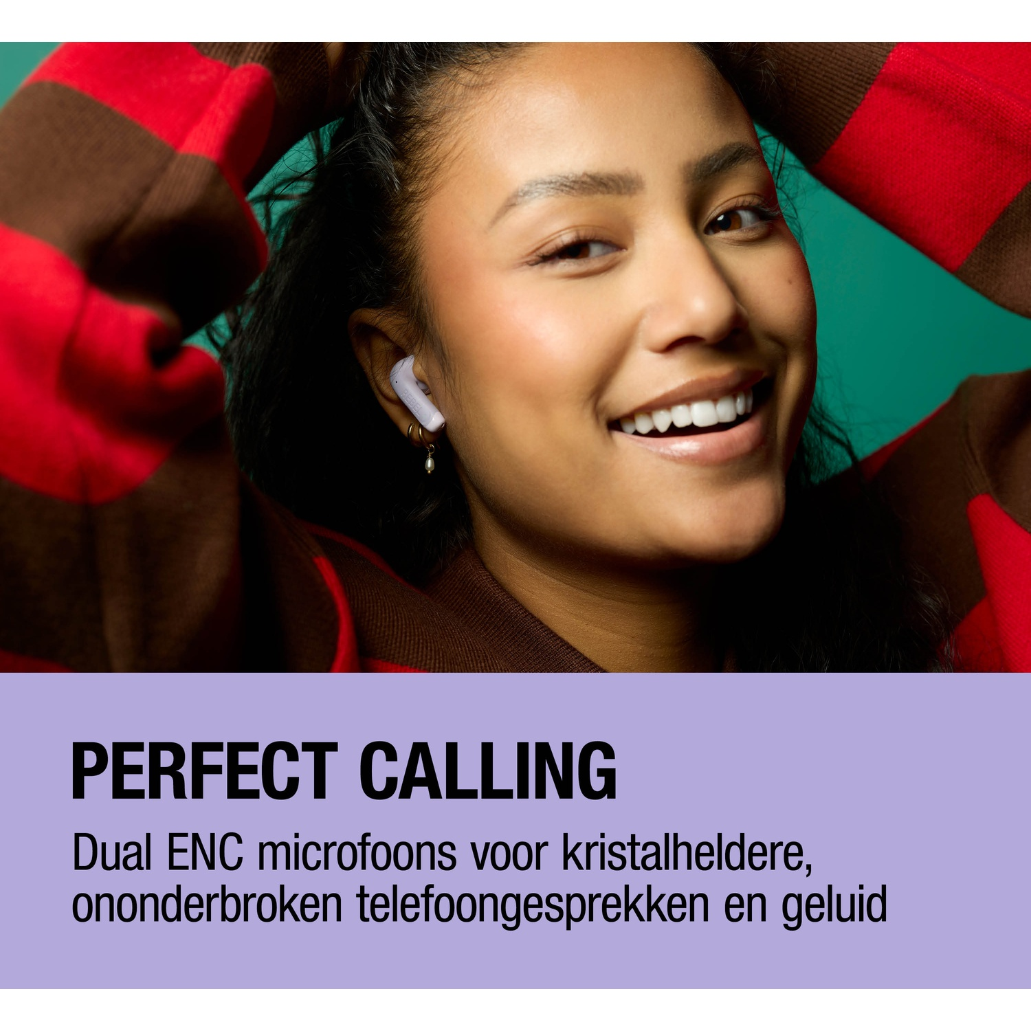 Een vrouw met een witte oortelefoon glimlacht voor een turquoise achtergrond.