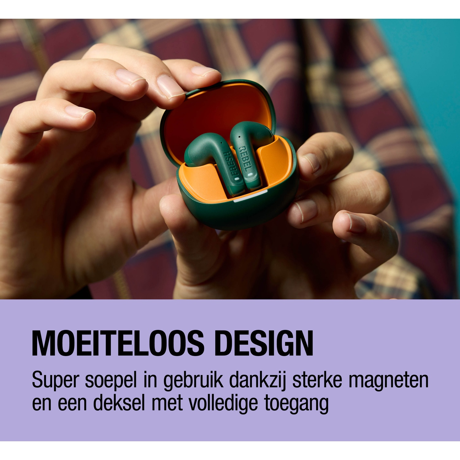 Groene oordopjes in een oranje oplaadcase in een hand.