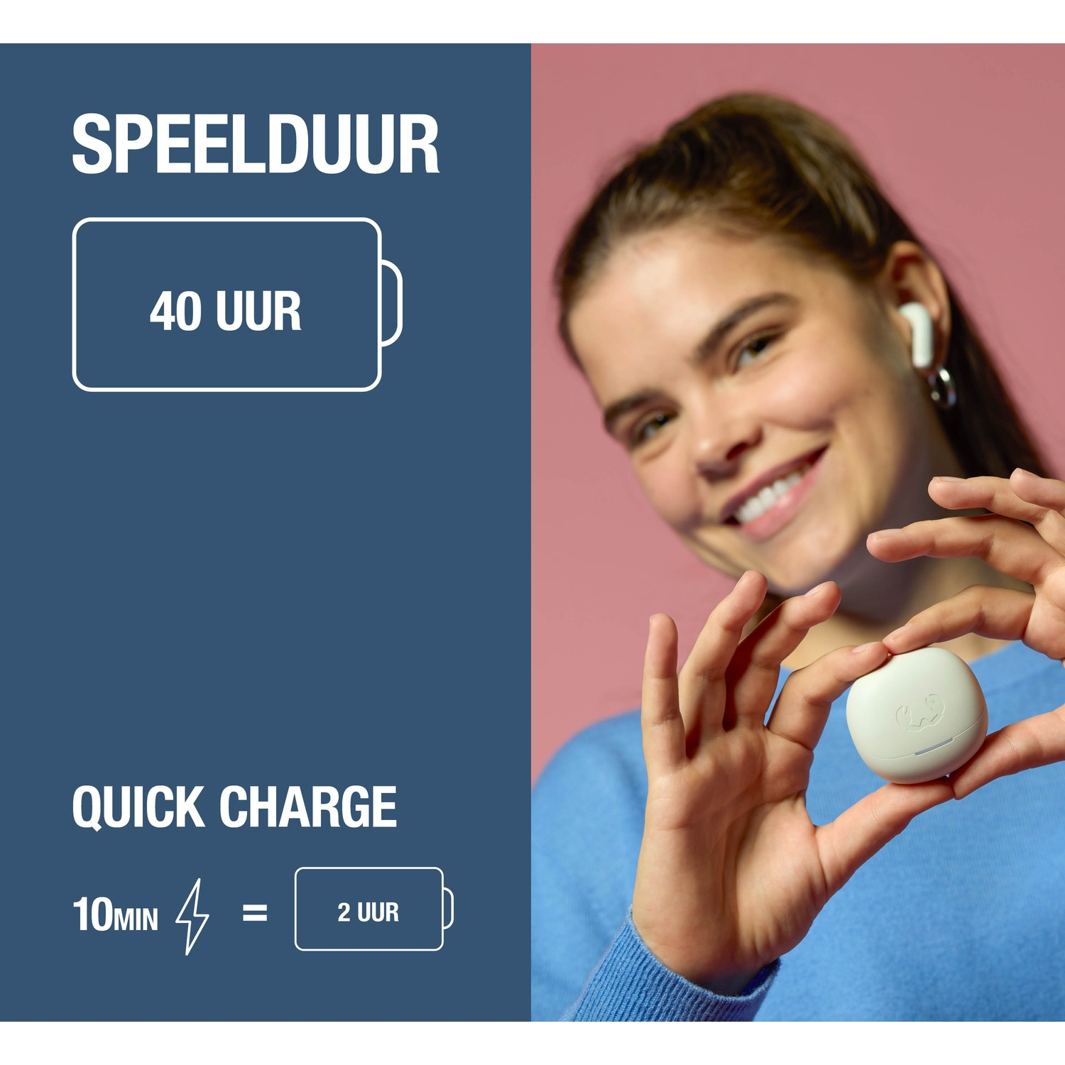 Een lachende vrouw houdt een wit oplaaddoosje vast. Speeltijd 40 uur.