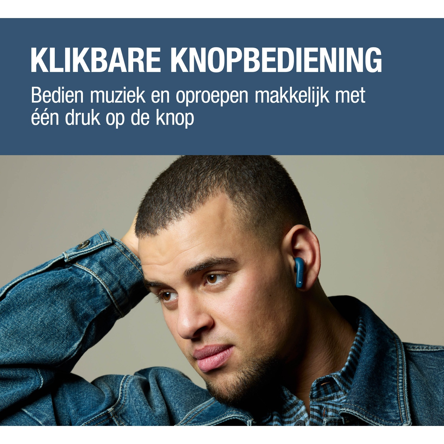 Man met blauwe oordop in, spijkerjack. Tekst erboven.