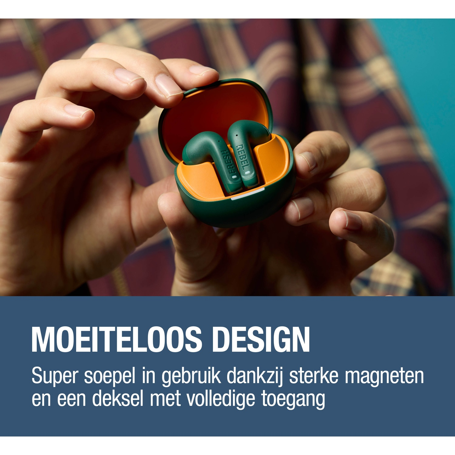 Groene oordopjes met oranje hoesje vastgehouden door handen. Tekst: Moeiteloos Design.