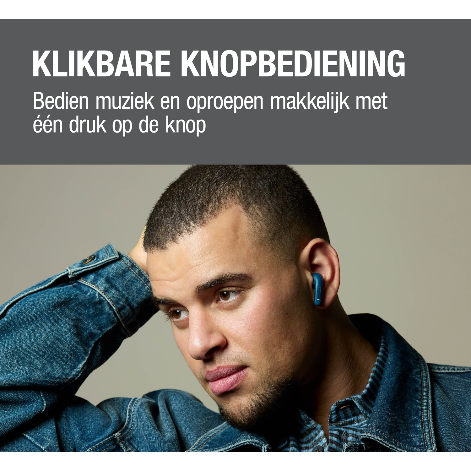 Man met blauwe oordop in, draagt spijkerjack.