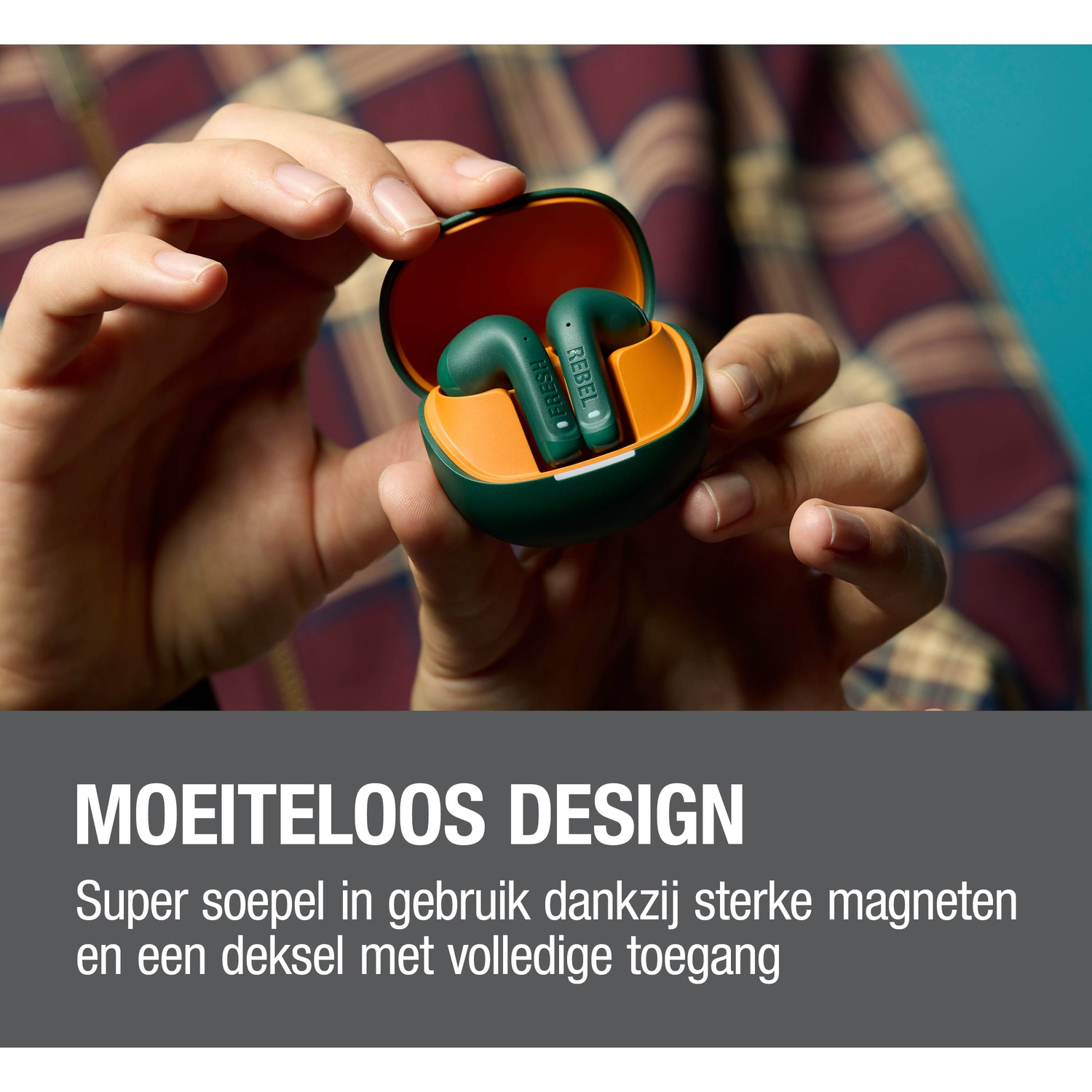 Groene oordopjes in een oranje hoesje, vastgehouden door handen.