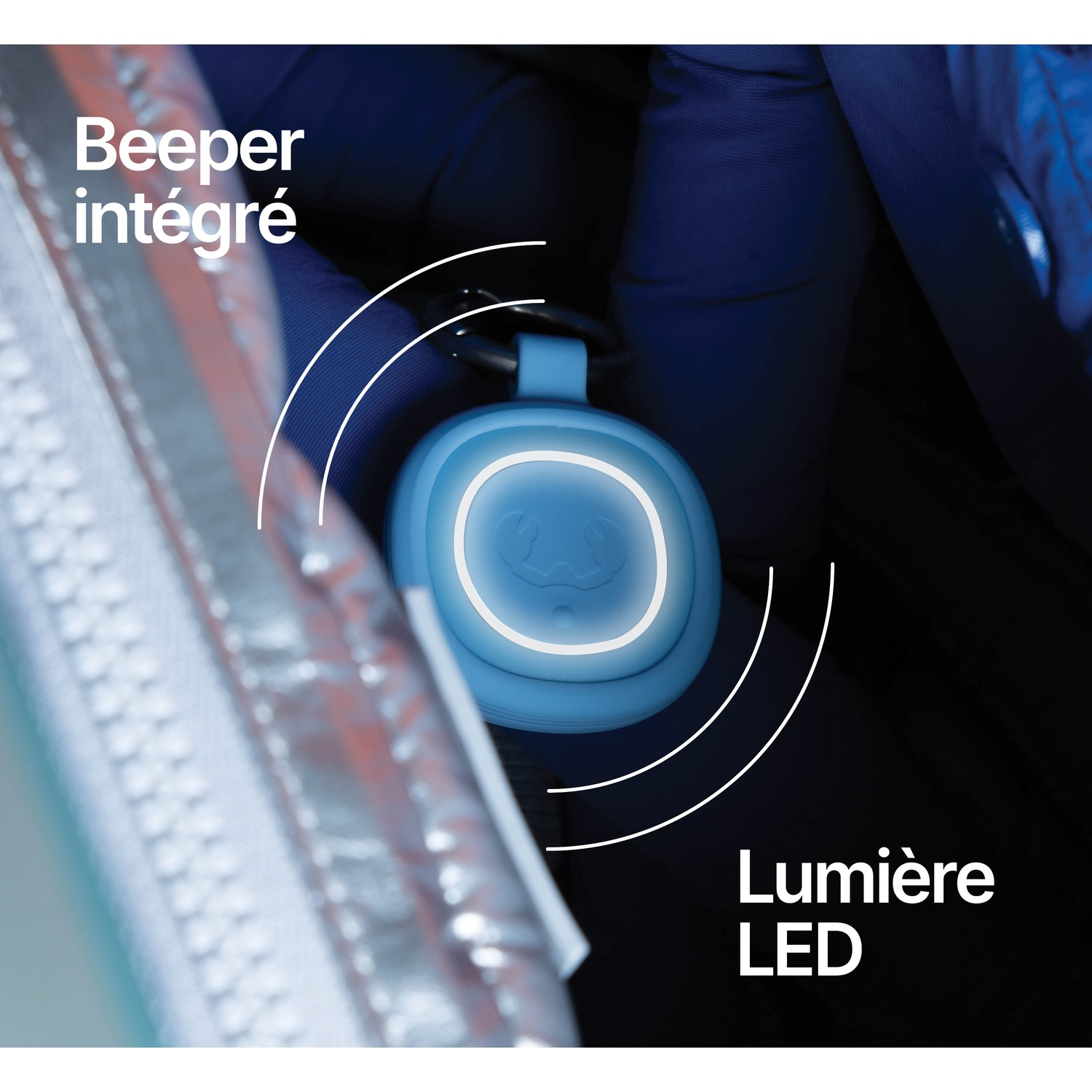 Un appareil bleu avec lumière LED et symbole est attaché à un porte-clés.