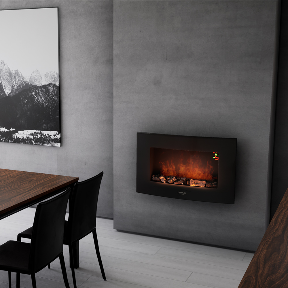 Una chimenea moderna con efecto de llamas en una pared gris, junto a una mesa de comedor.