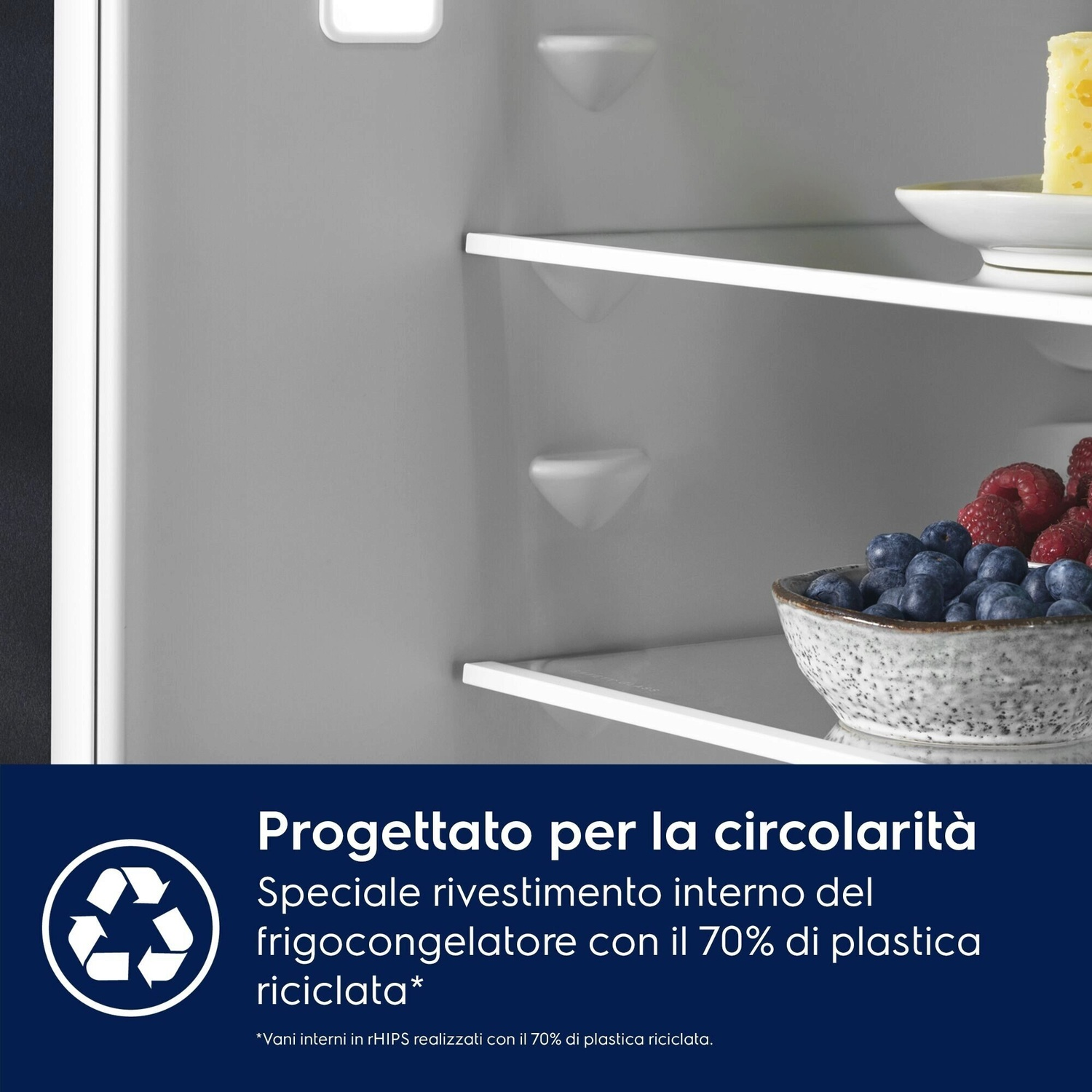 Una mensola del frigorifero con frutti di bosco e formaggio, sotto un simbolo riciclo.