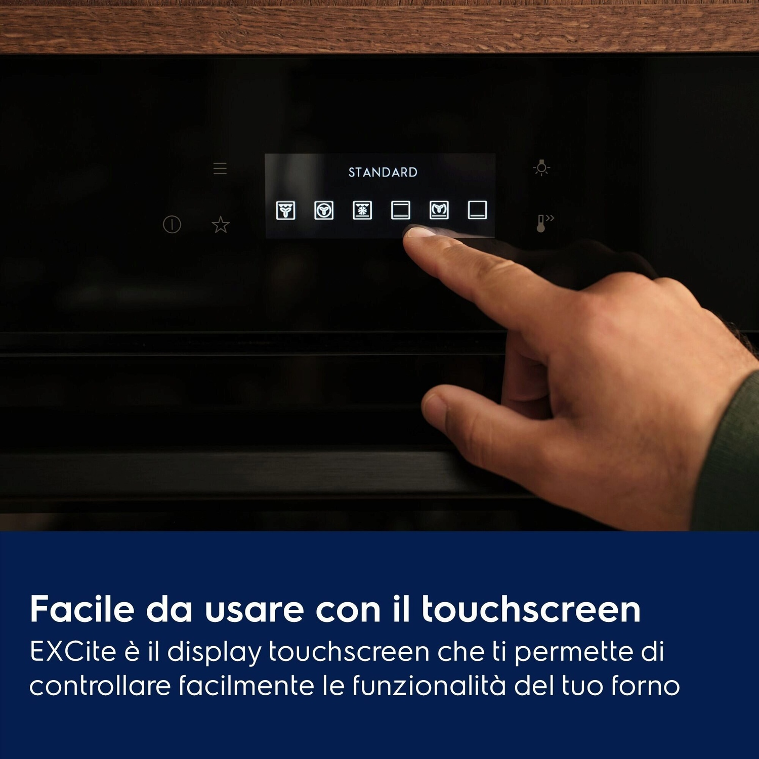 Un dito tocca il touchscreen di un forno con icone.