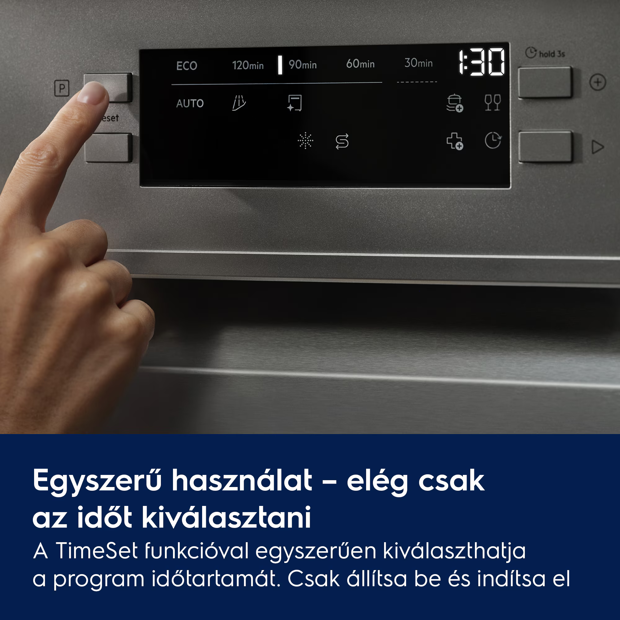 Közeli felvétel egy ujjról, amely egy digitális időkijelzős és programválasztós kezelőpanelt kezel.
