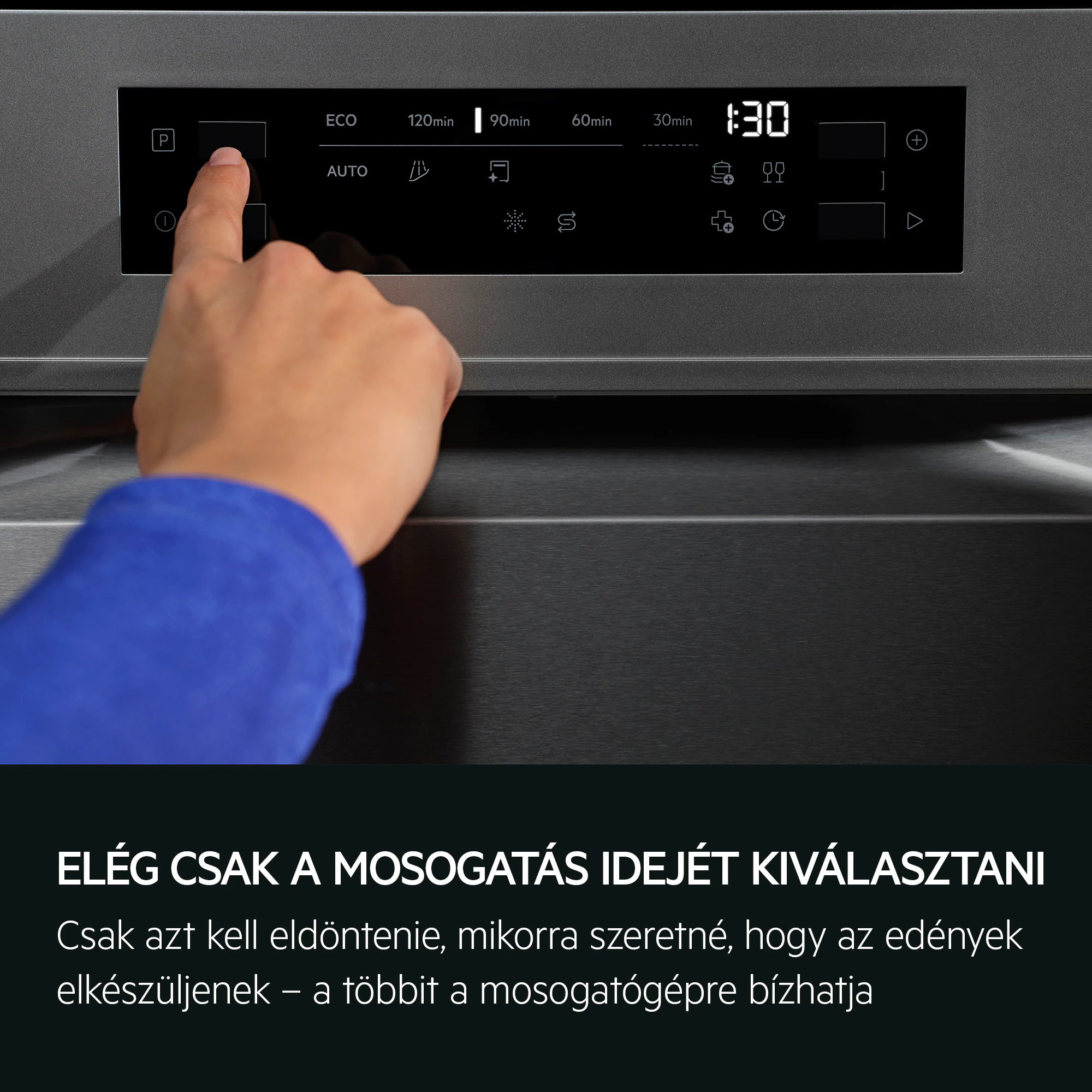 Egy kéz gombot nyom le egy mosogatógép digitális kijelzőjén.
