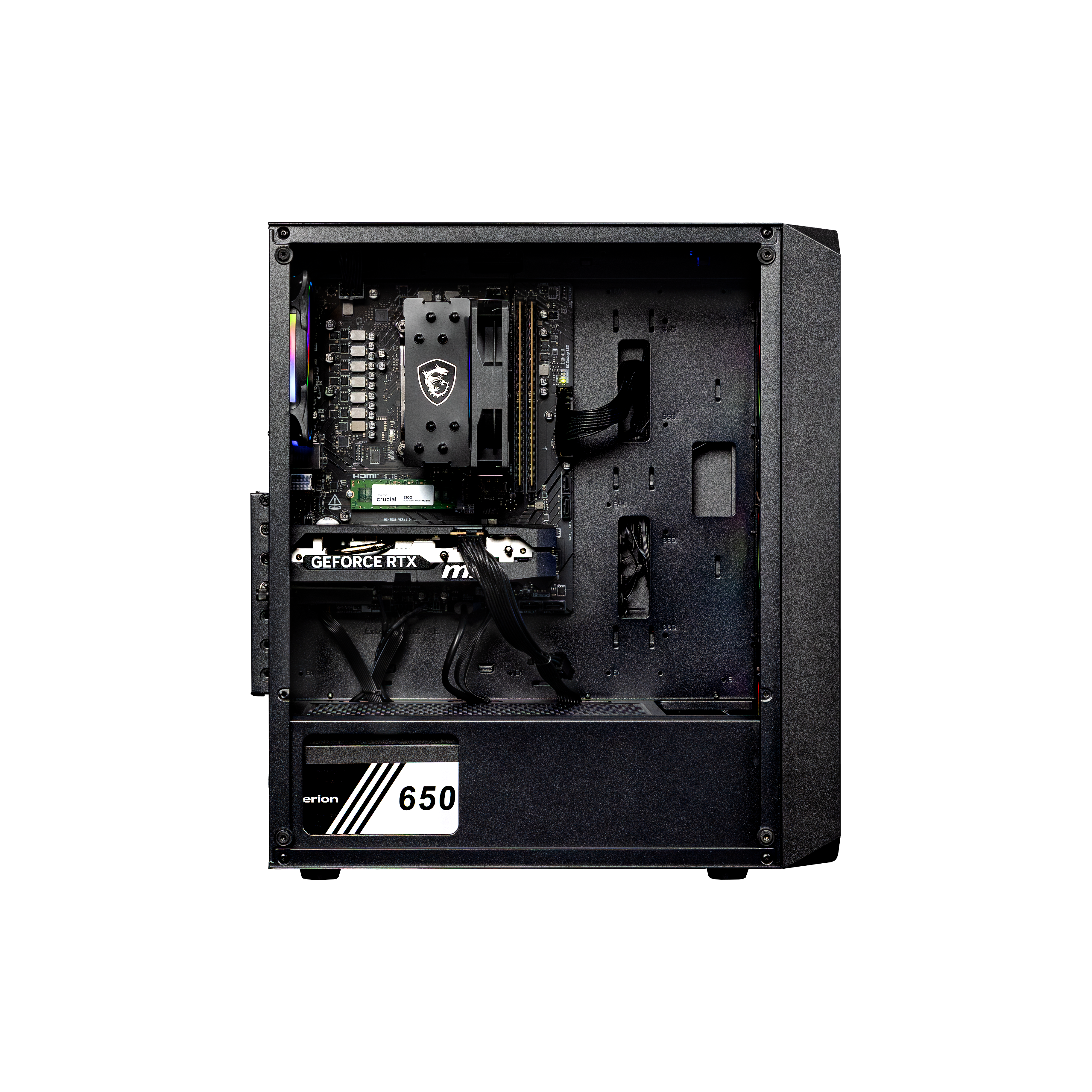 Ein PC-Gehäuse mit geöffneter Seitenwand, das eine Grafikkarte, CPU-Kühler und Netzteil zeigt.