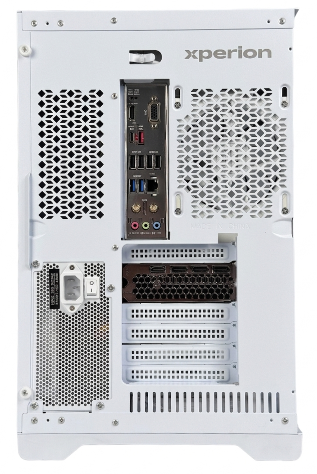 Rückseite eines weißen PC-Gehäuses mit Anschlüssen und Lüftungsgittern.