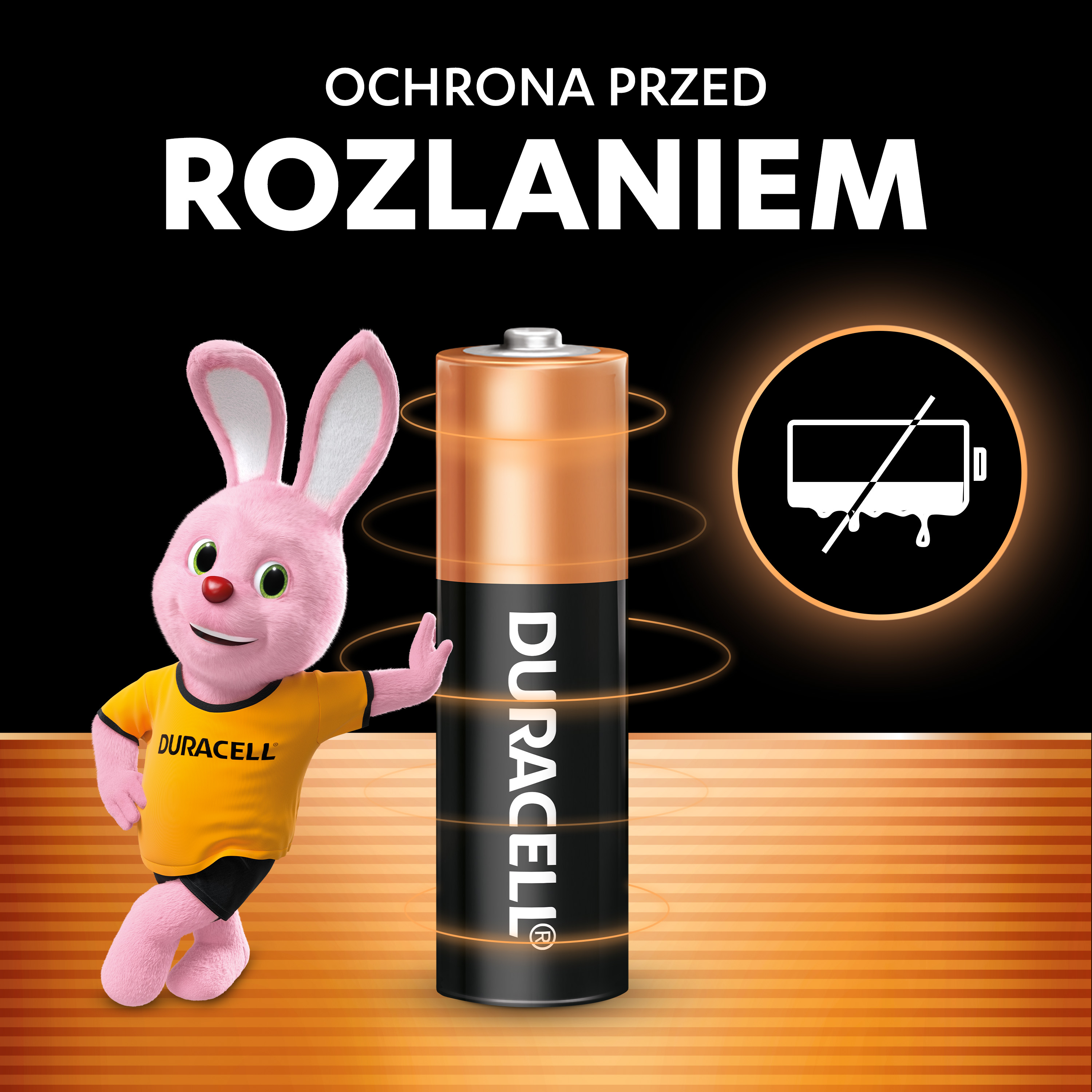 Różowy królik w koszulce Duracell stoi obok baterii Duracell.