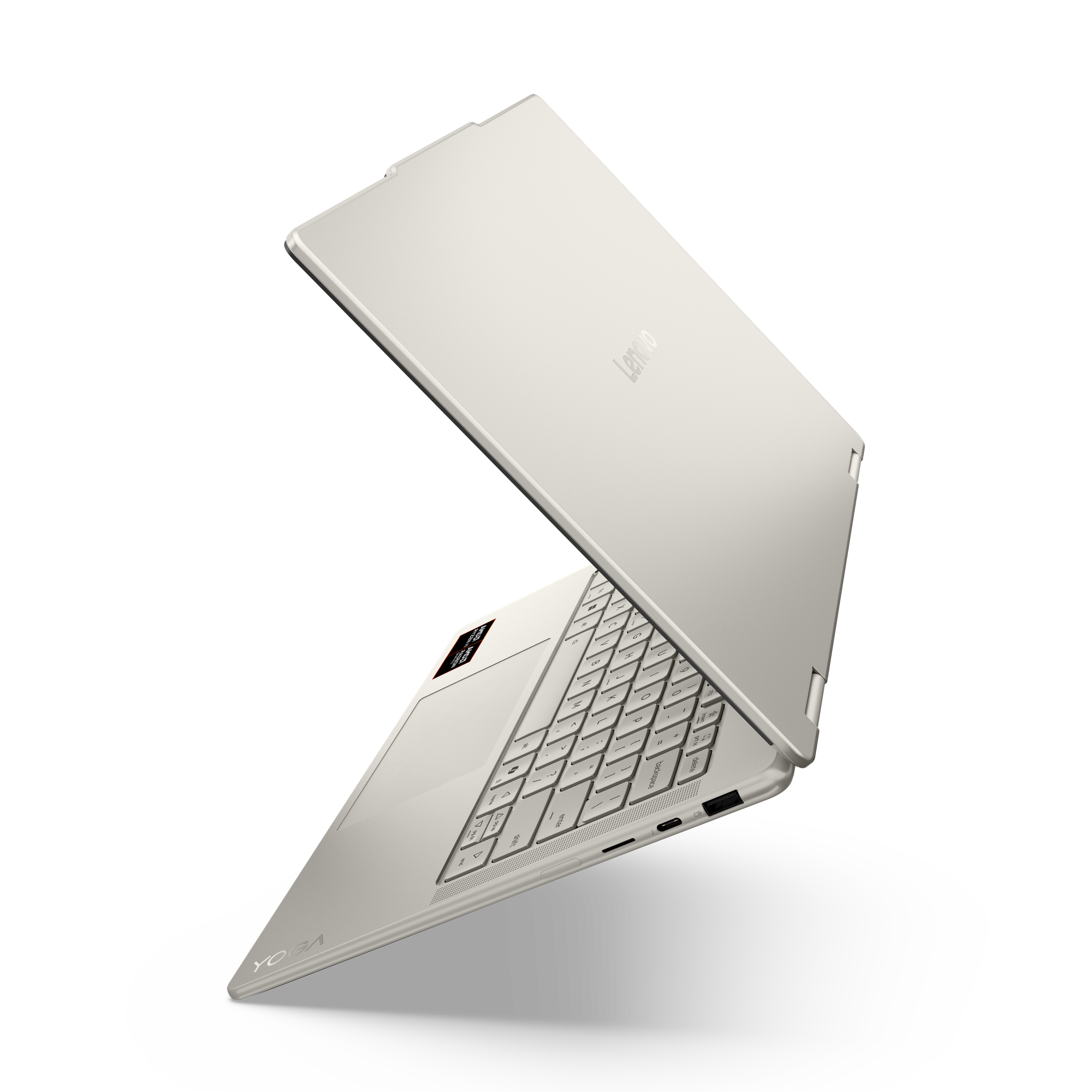 Açık bej Lenovo Yoga dizüstü bilgisayar siyah arka plana karşı açık.