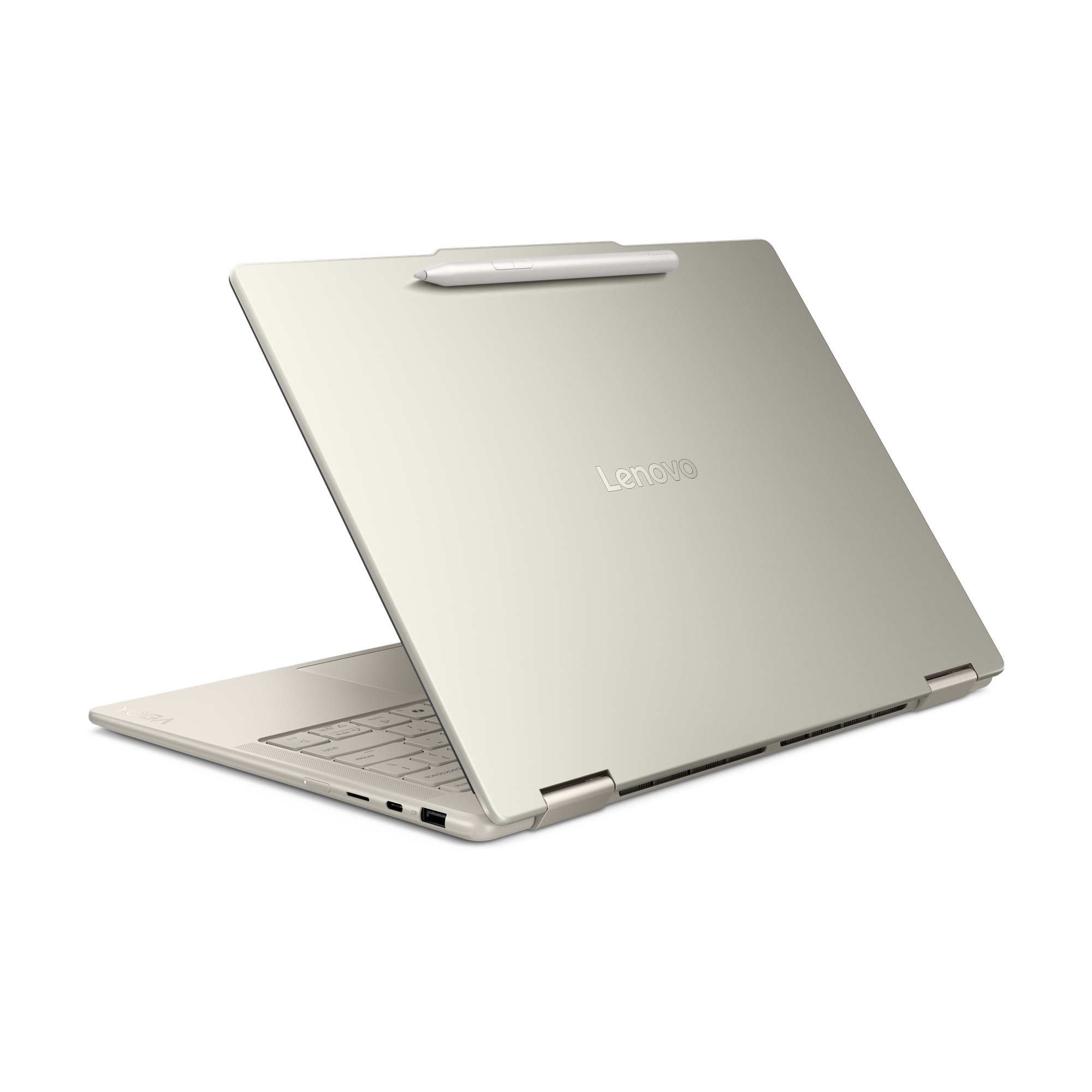 Açık bej renkli Lenovo Yoga dizüstü bilgisayar, kalemle açık. Kapakta Lenovo logosu bulunur.