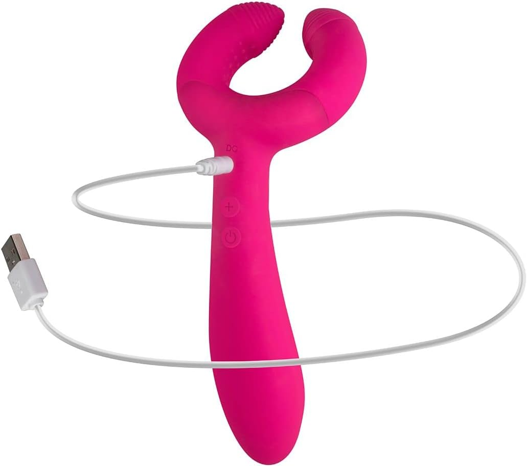 Un vibromasseur rose avec câble de chargement USB sur fond blanc.