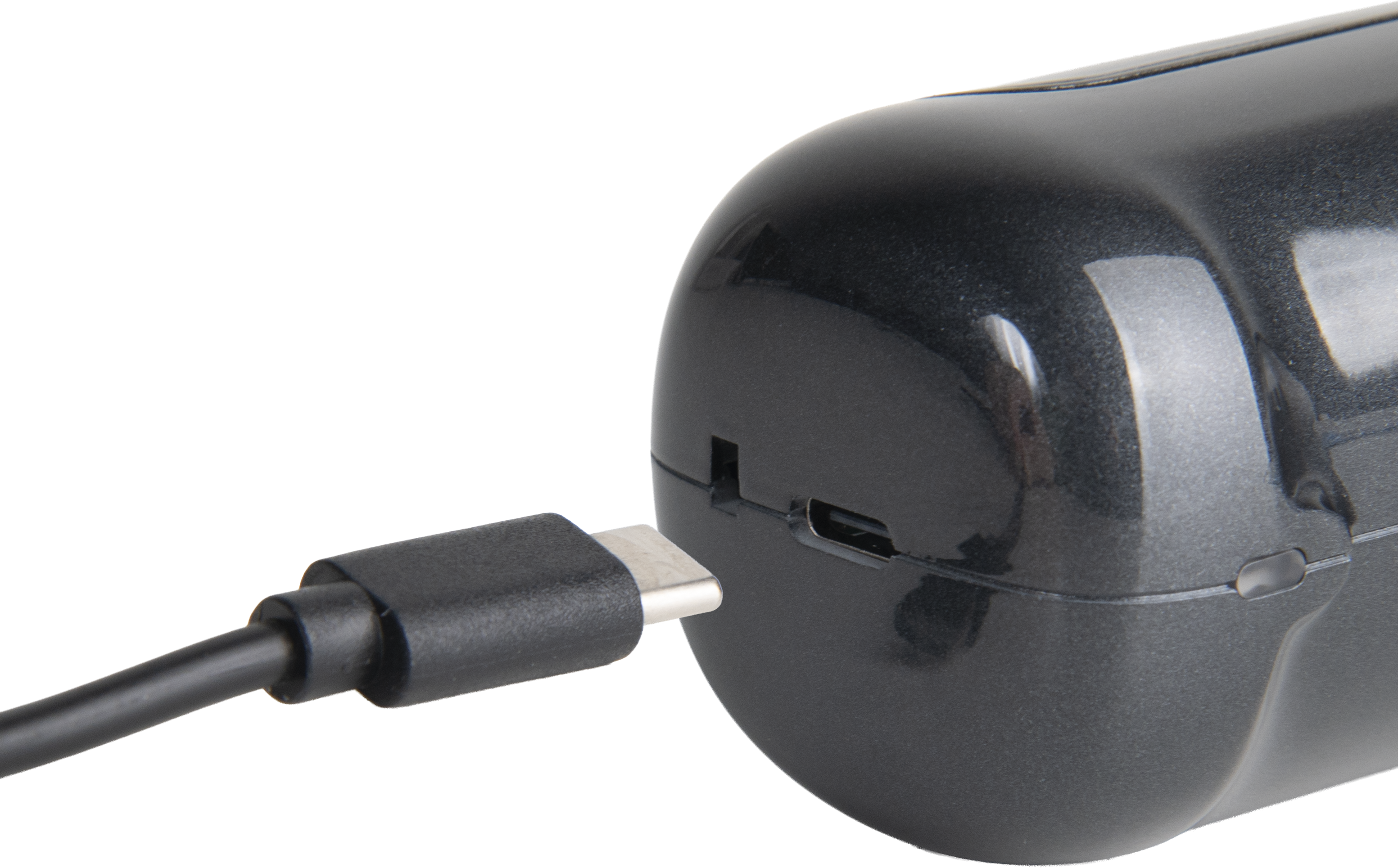 Ein schwarzes USB-C-Kabel wird in ein dunkles, glänzendes Gerät gesteckt.