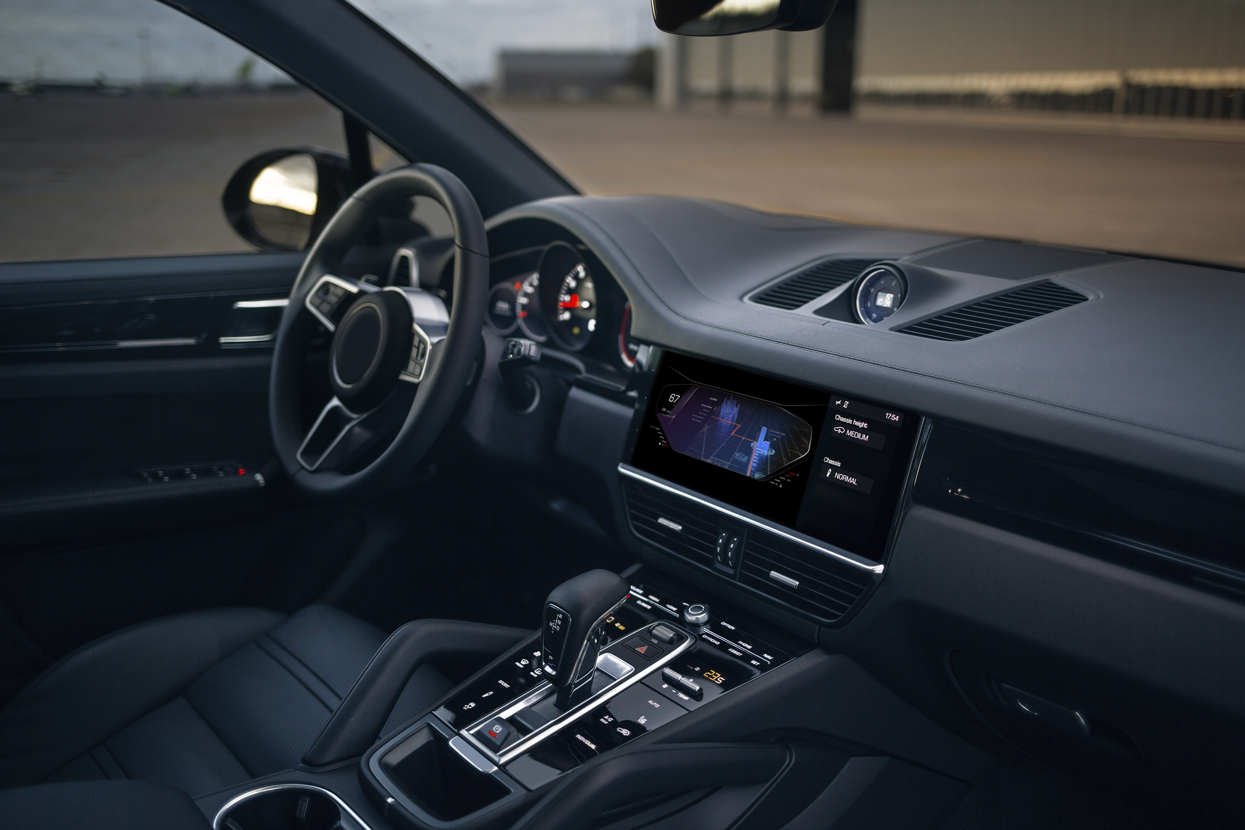 Innenraum eines modernen Autos mit Lenkrad, Touchscreen und Schaltknauf.