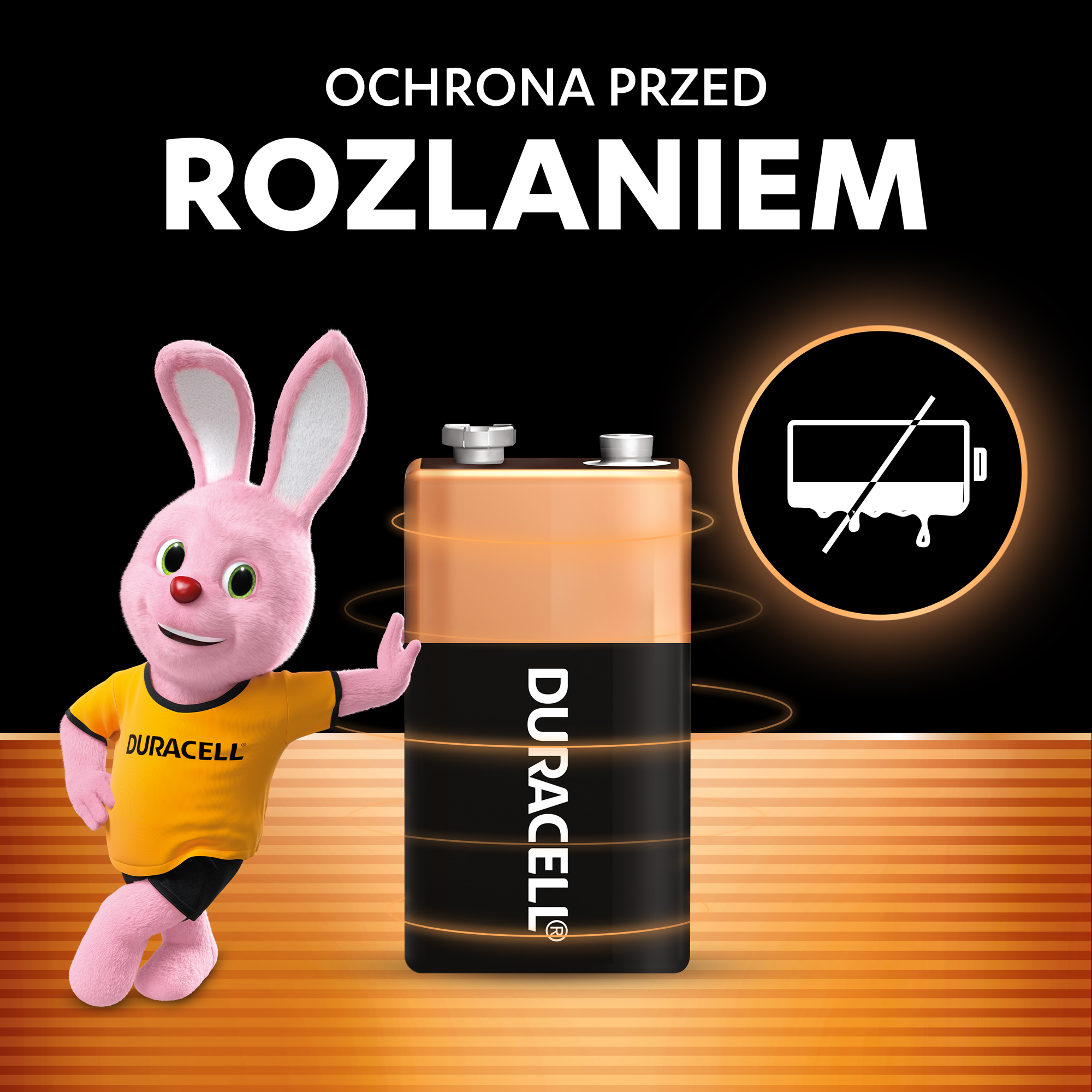 Różowy króliczek w koszulce Duracell obok baterii z symbolem ochrony przed wyciekiem.