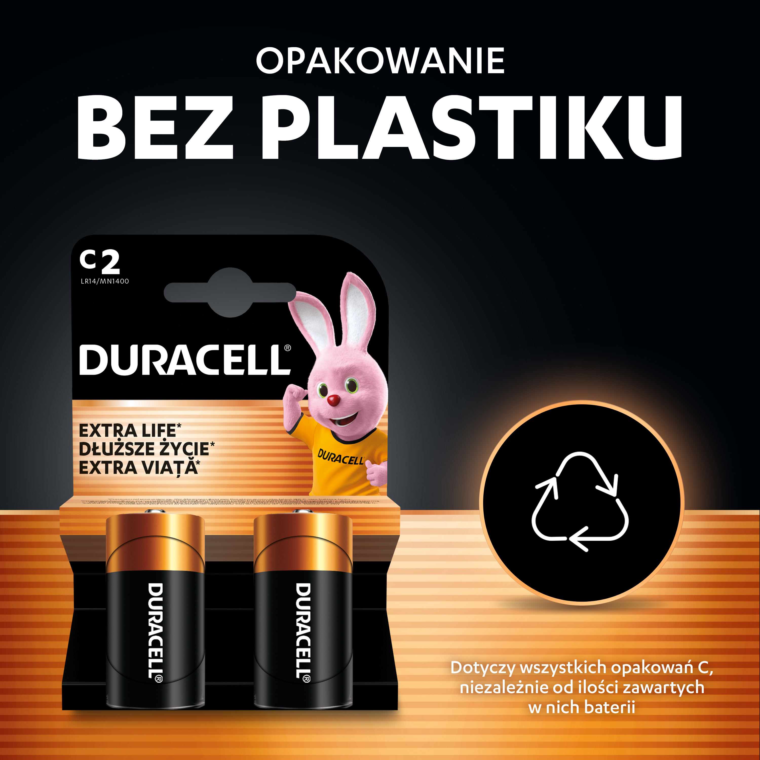 Baterie Duracell C w opakowaniu bez plastiku z różowym zajączkiem i symbolem recyklingu.