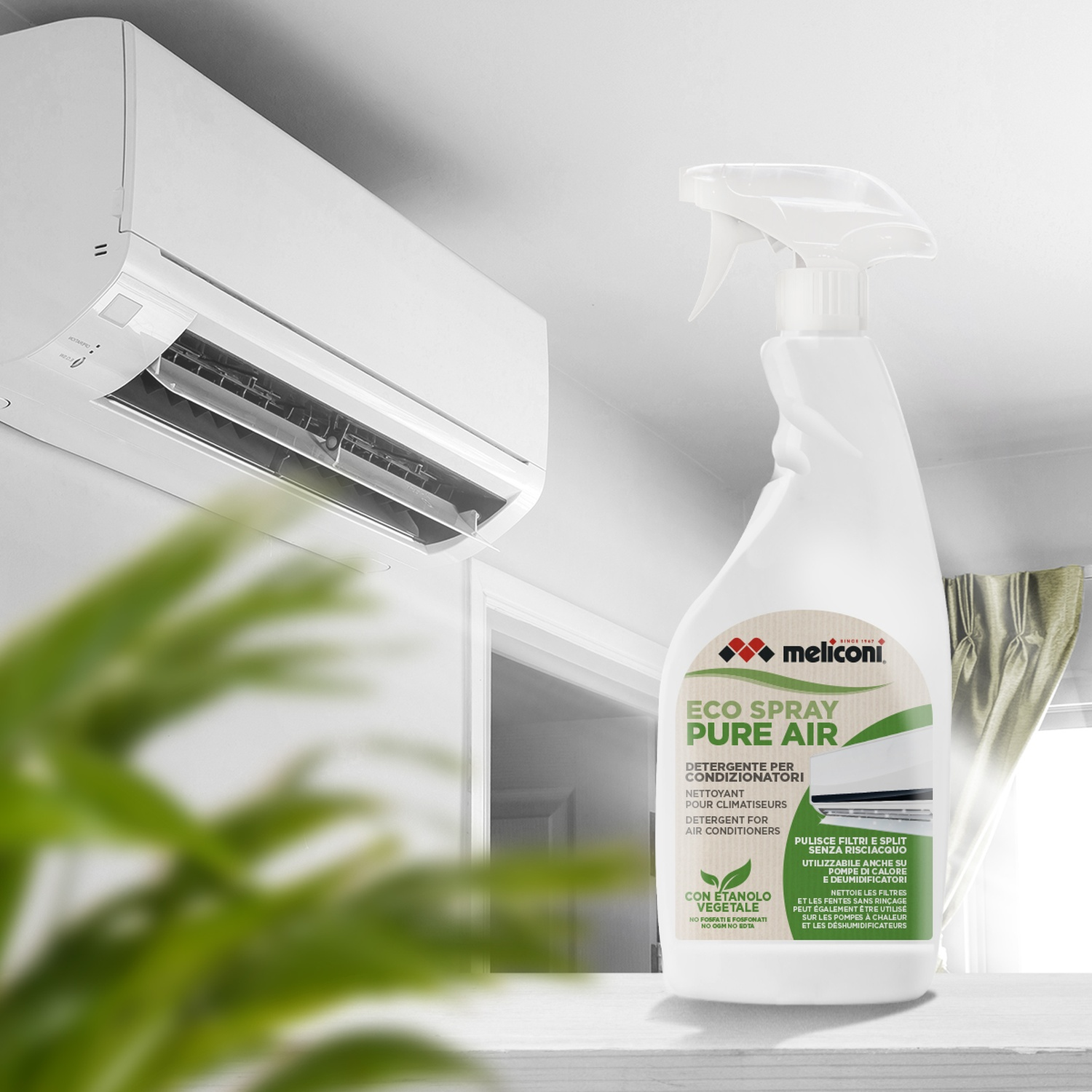 Un pulitore spray bianco accanto a un condizionatore d'aria.