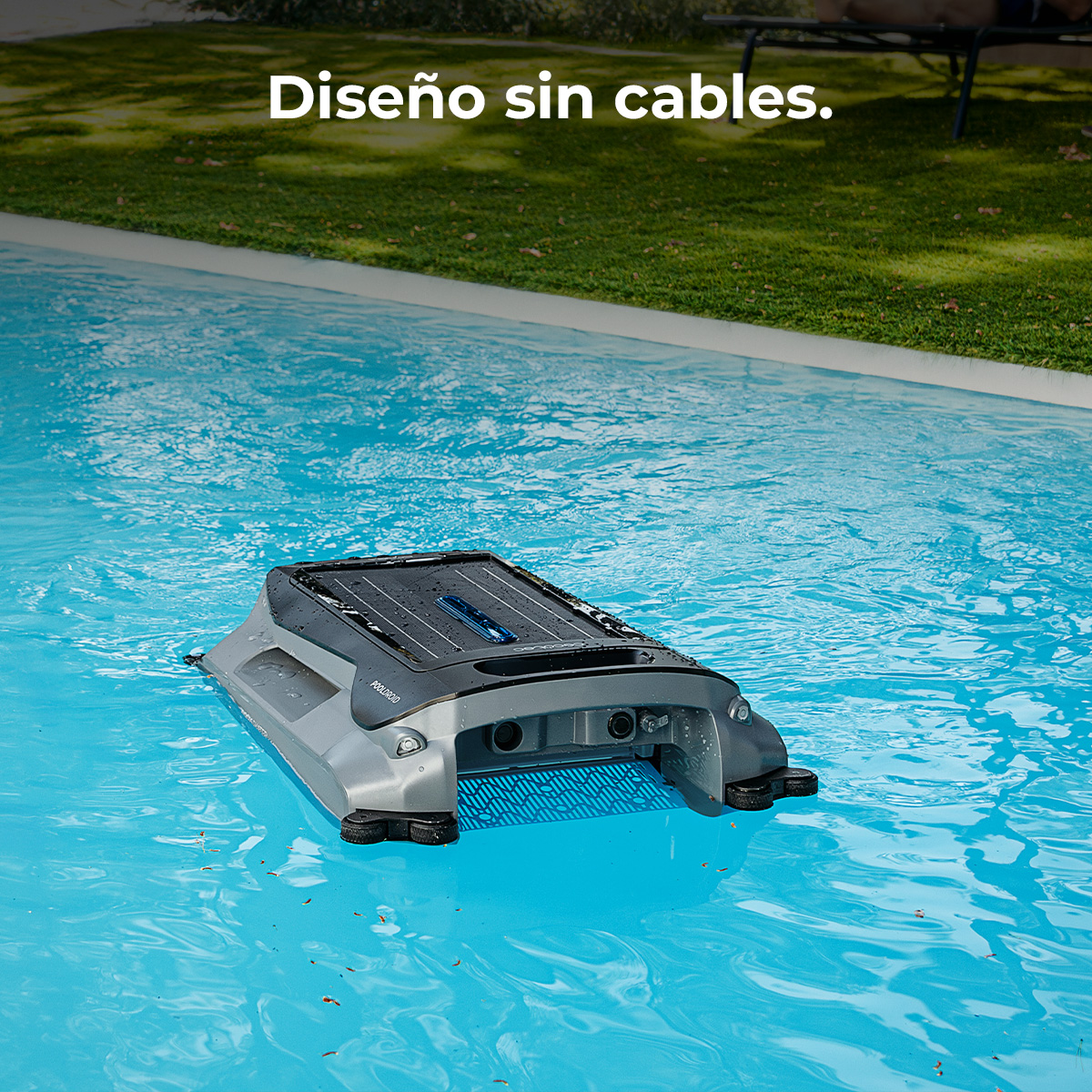 Un limpiafondos robótico gris y negro flota en agua azul brillante. Texto: Diseño sin cables.