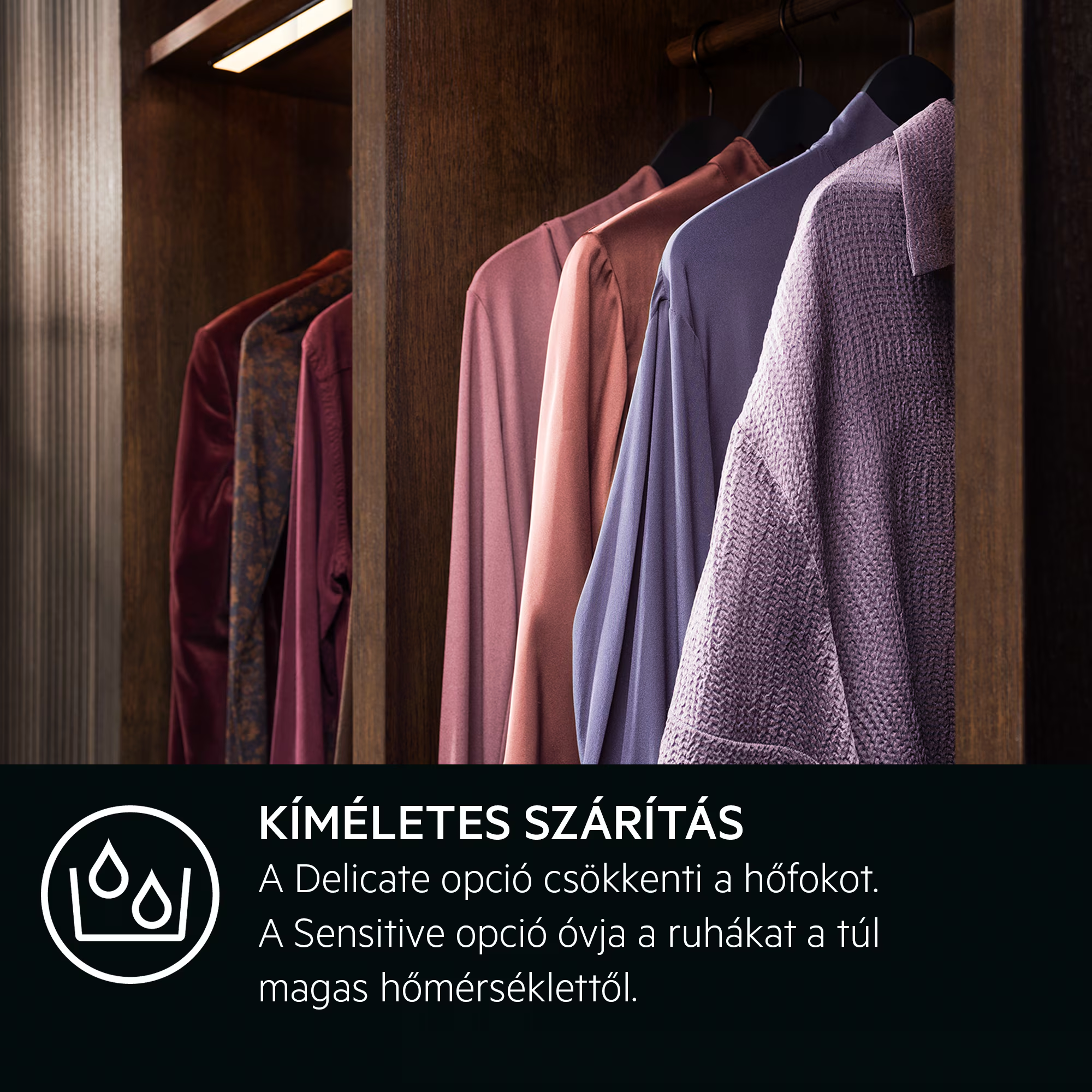 Különböző színű ruhák lógnak egy szekrényben.