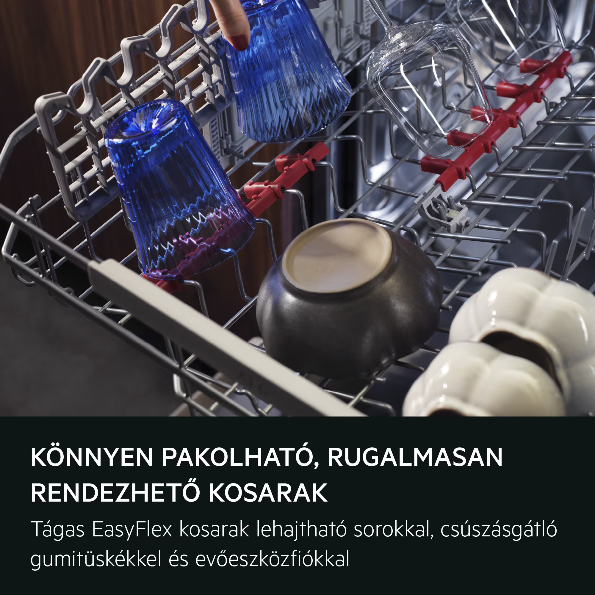 Egy mosogatógép kosár kék poharakkal, borospoharakkal és tálakkal.
