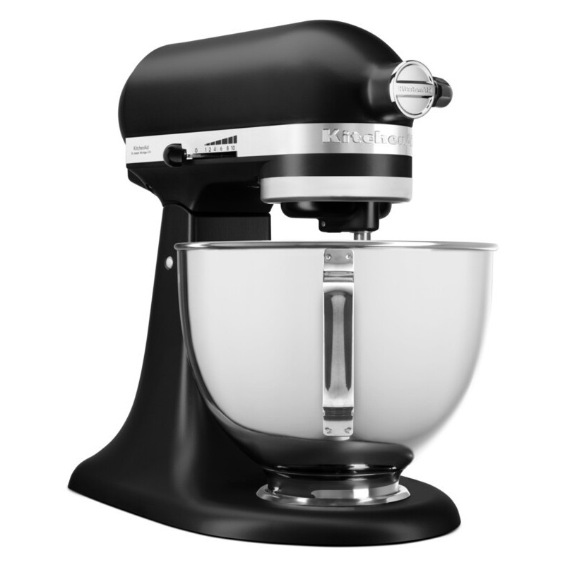 Un batidora de pie KitchenAid negro con bol plateado.