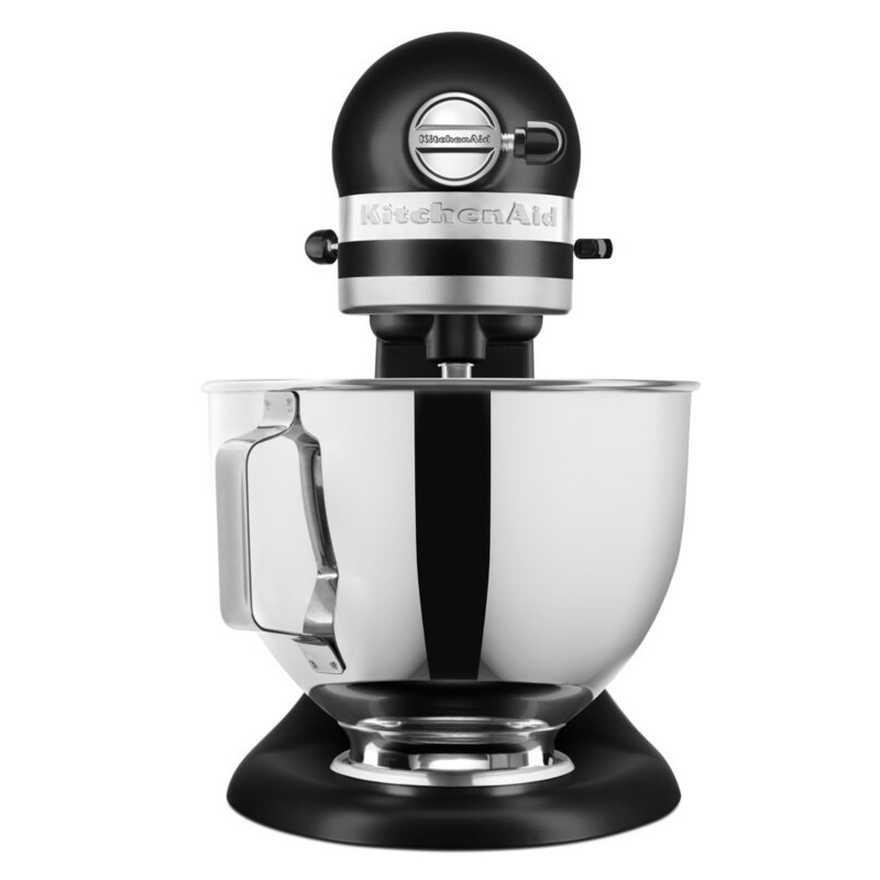 Una batidora de pie KitchenAid negra con bol plateado y detalles cromados.