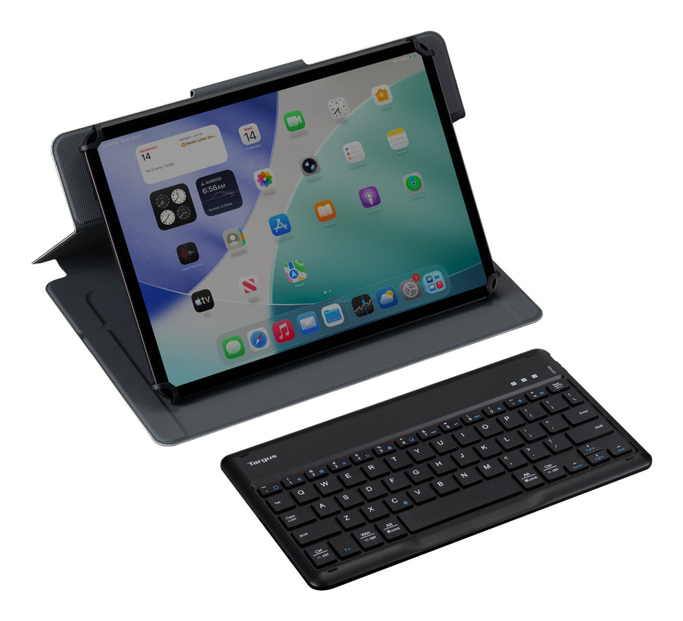 Una tableta negra en una funda junto a un teclado negro.