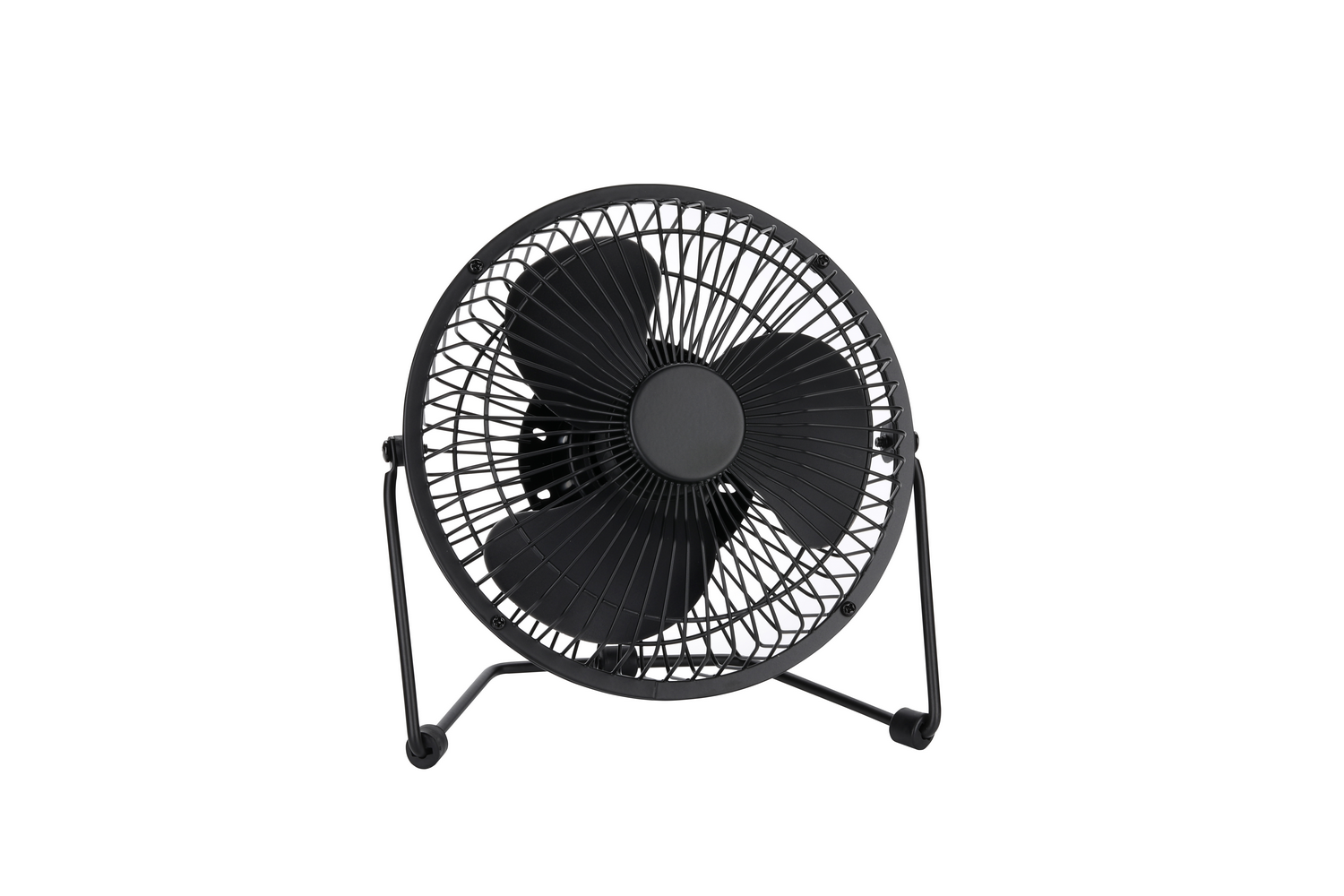 Un ventilador de escritorio negro con rejilla metálica y tres aspas está sobre un fondo blanco.