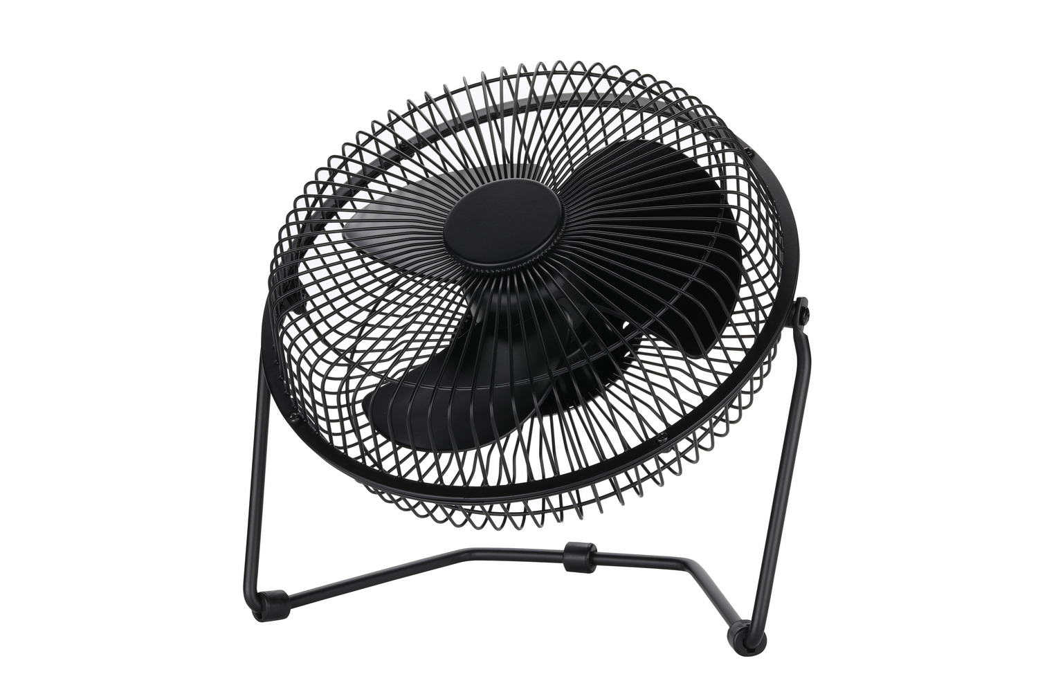 Un ventilador de escritorio negro con rejilla metálica y tres aspas sobre un soporte.