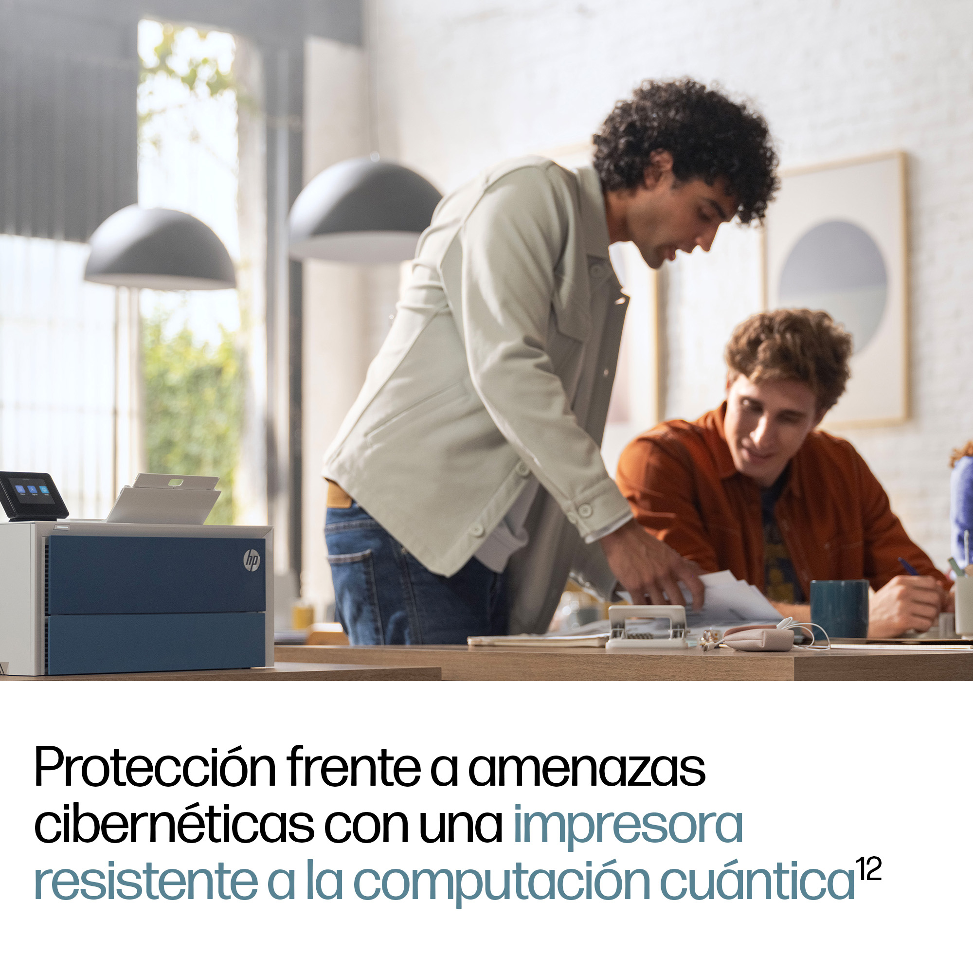 Dos hombres trabajan en un escritorio con una impresora.