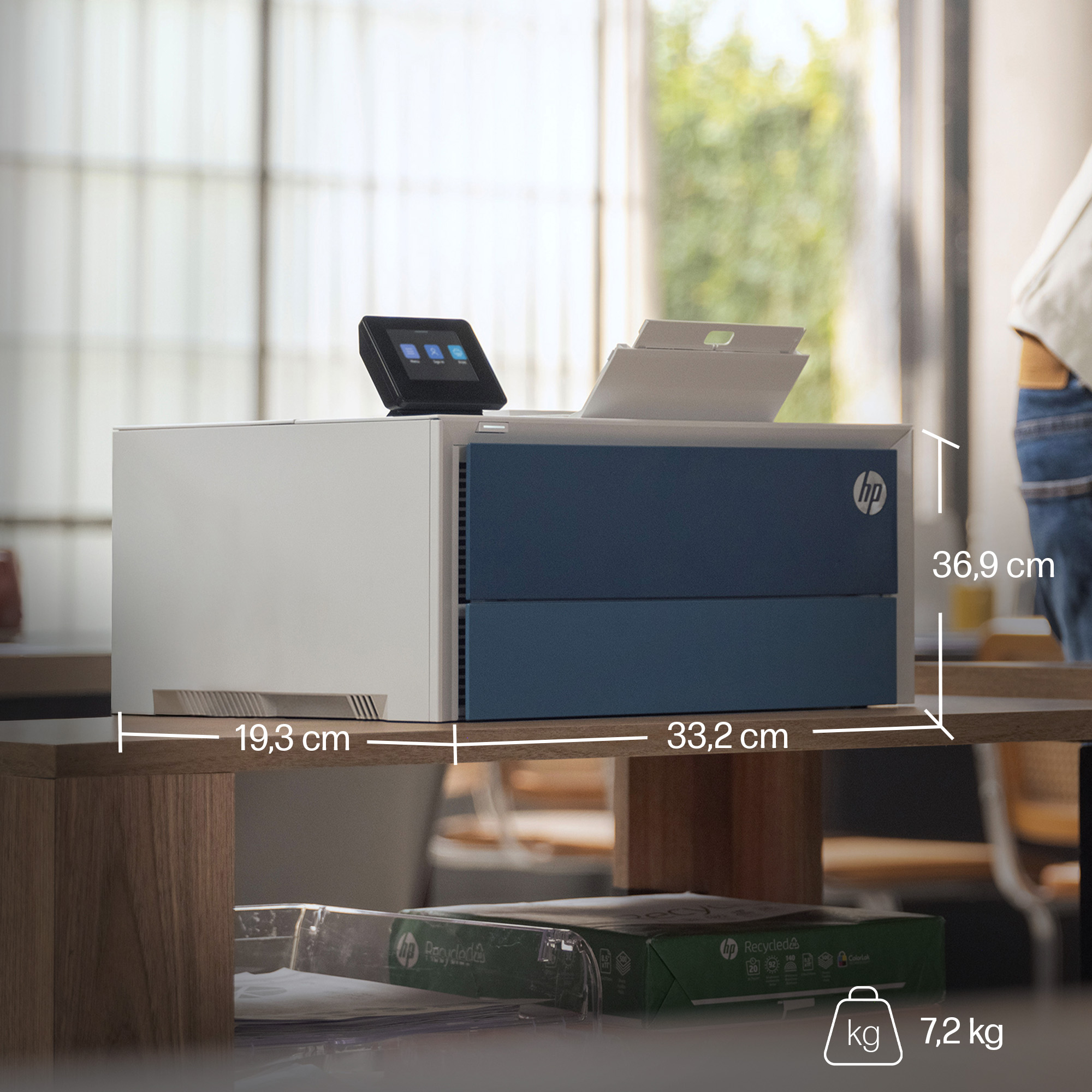 Una impresora HP blanca y azul con pantalla táctil, dimensiones y peso.