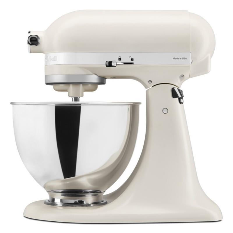Un robot de cocina color crema con bol de acero inoxidable, aislado en blanco.