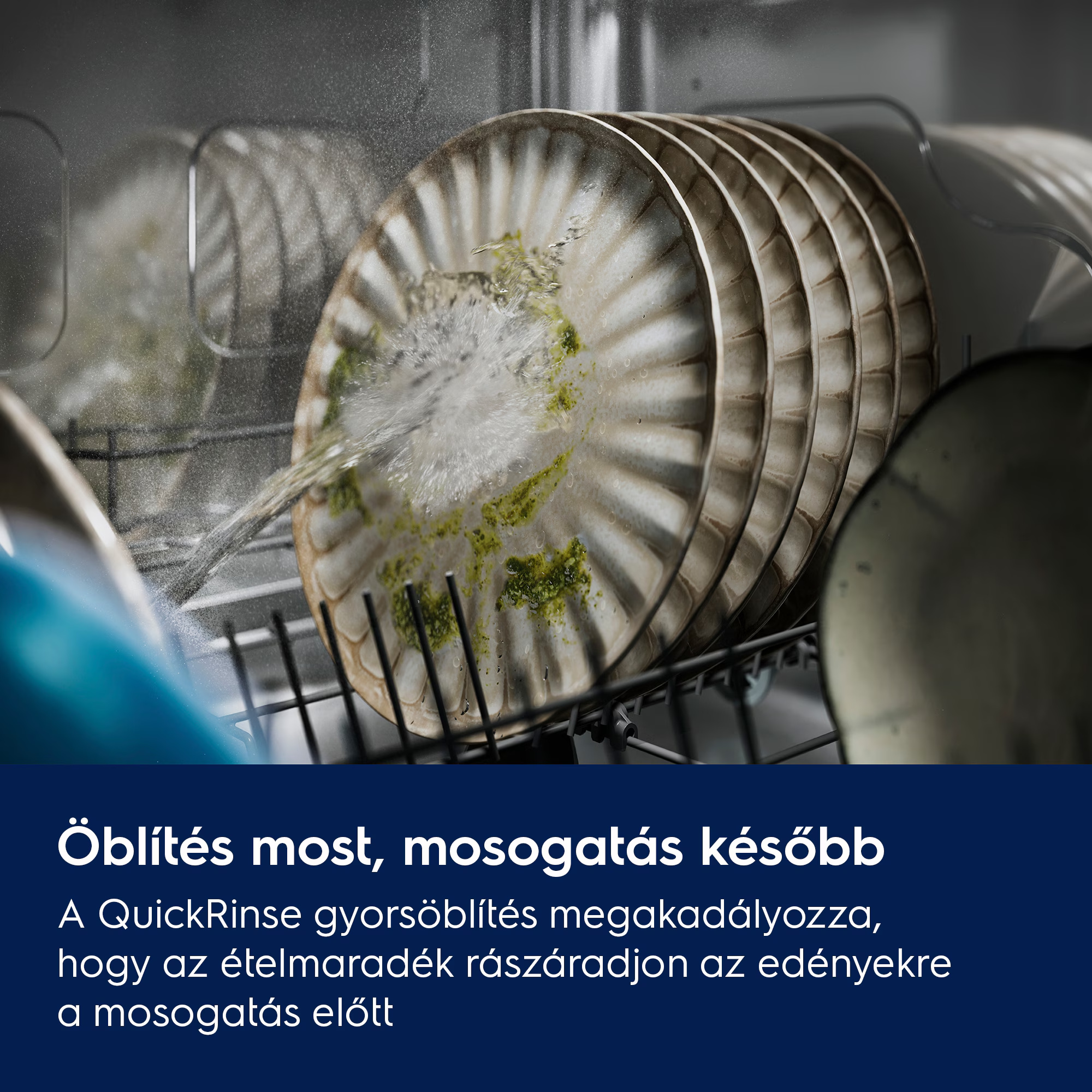 Víz fröccsen piszkos tányérokra egy mosogatógépben.