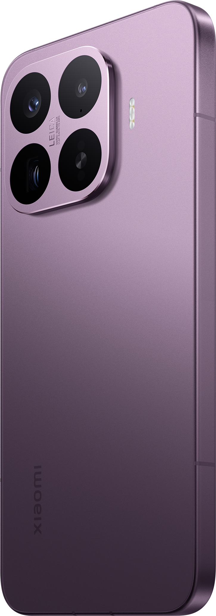 Lila okostelefon három kamerával és Xiaomi logóval a hátoldalon.