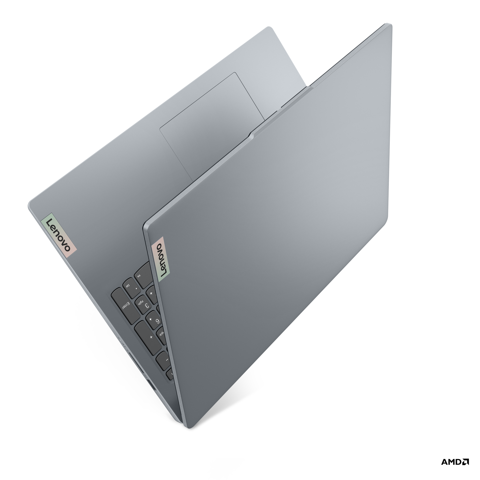 Siyah arka plan üzerinde arkadan aydınlatmalı klavyeli gümüş Lenovo dizüstü bilgisayar.