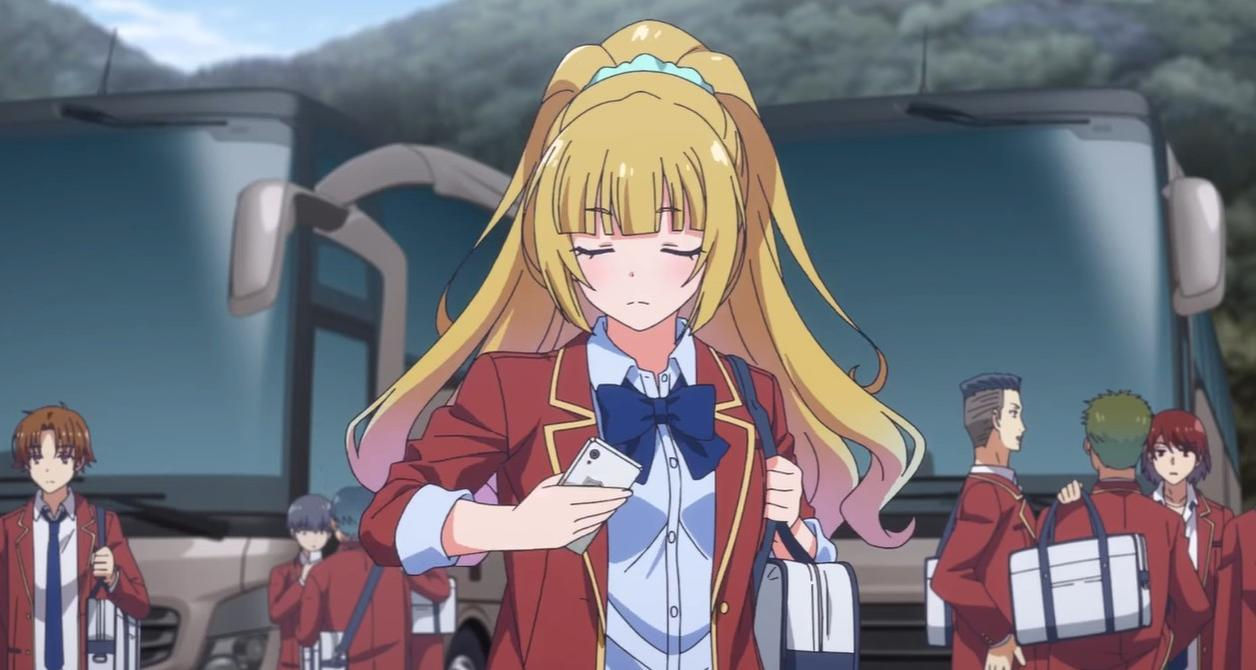 Ein Anime-Mädchen mit blonden Haaren und roter Uniform schaut auf ihr Handy.