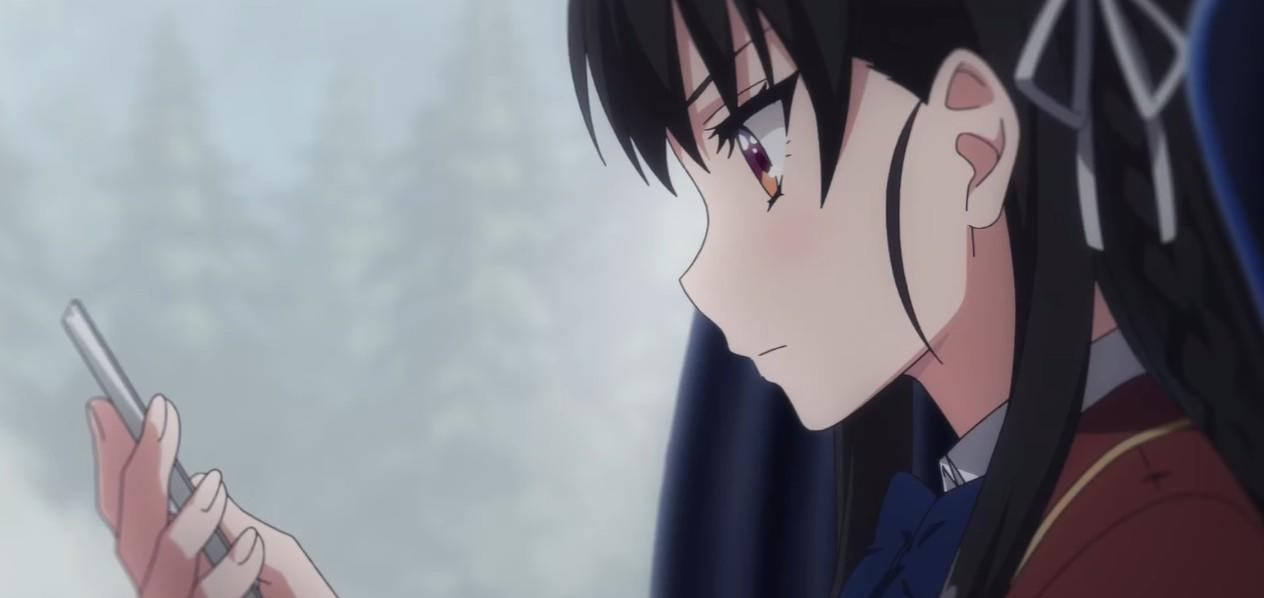 Eine Anime-Figur mit dunklem Haar hält ein Handy. Sie trägt eine Schuluniform.