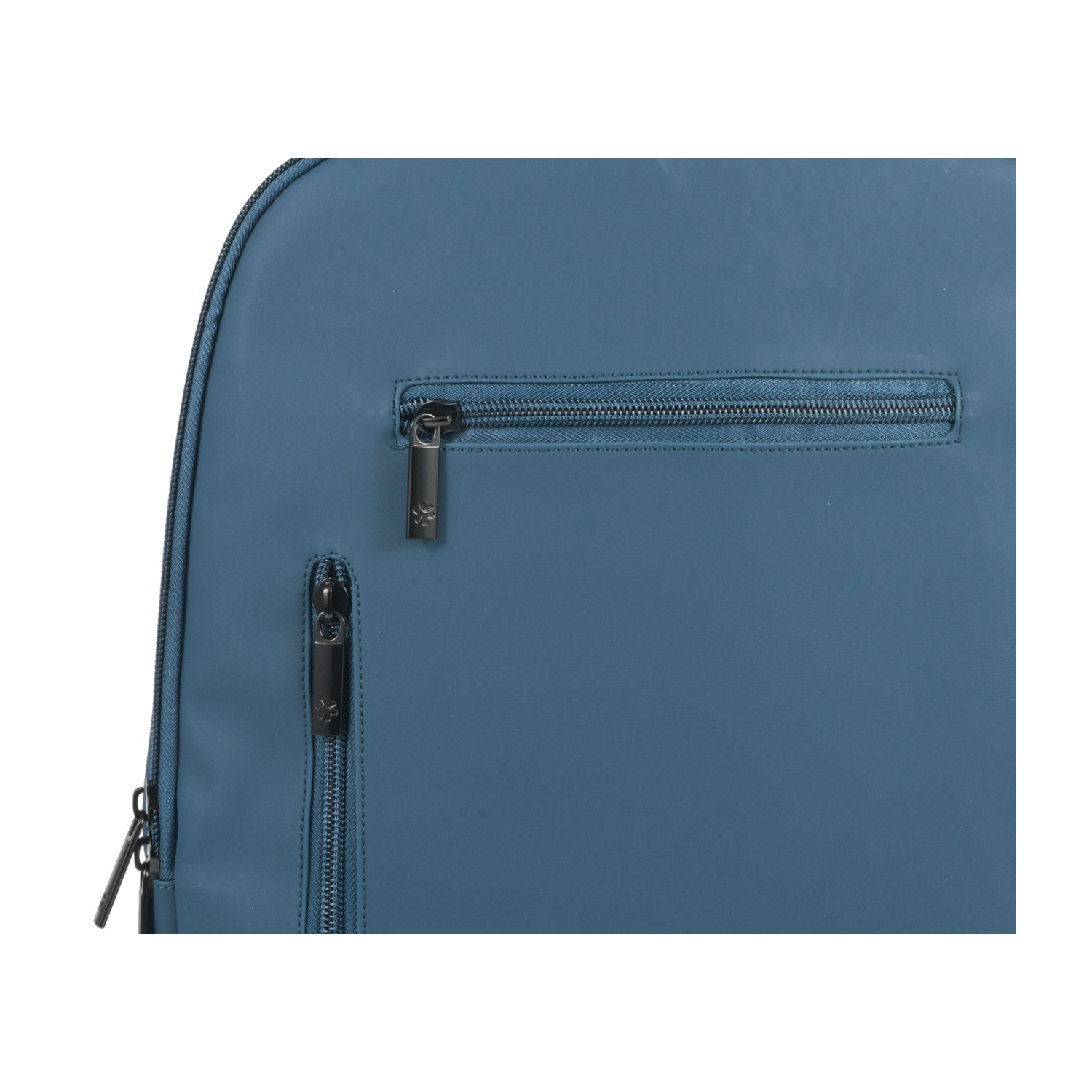 Primo piano di una borsa blu con due cerniere e tiretti argentati.