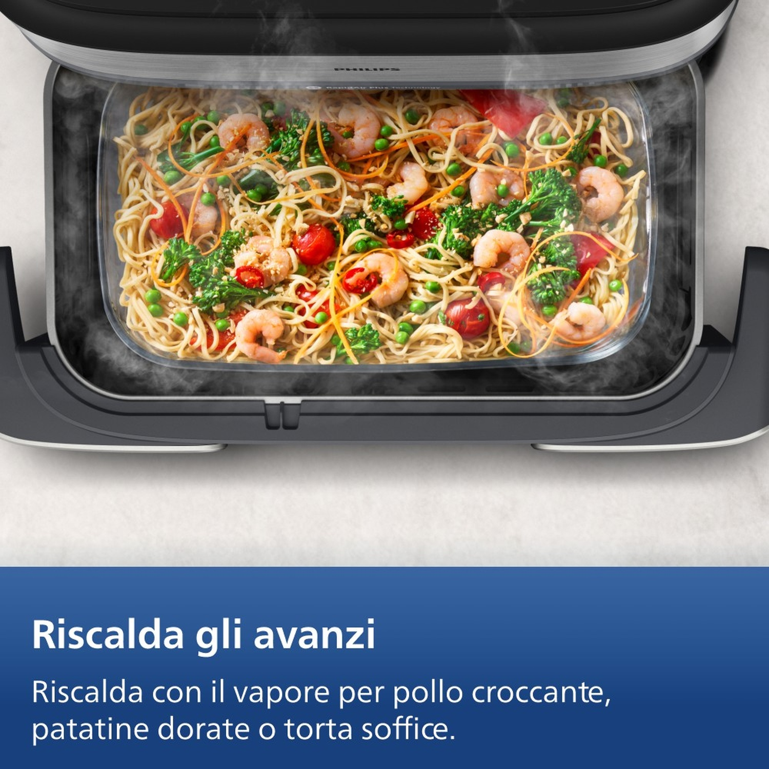 Un cuocitore a vapore scalda noodles con gamberi, broccoli, pomodori e piselli.