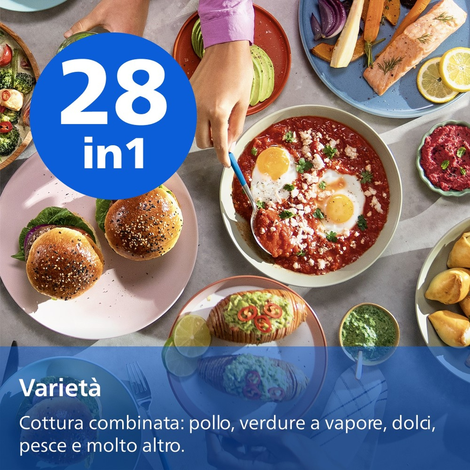 Tavola con vari piatti tra cui salmone, hamburger e uova in salsa di pomodoro.