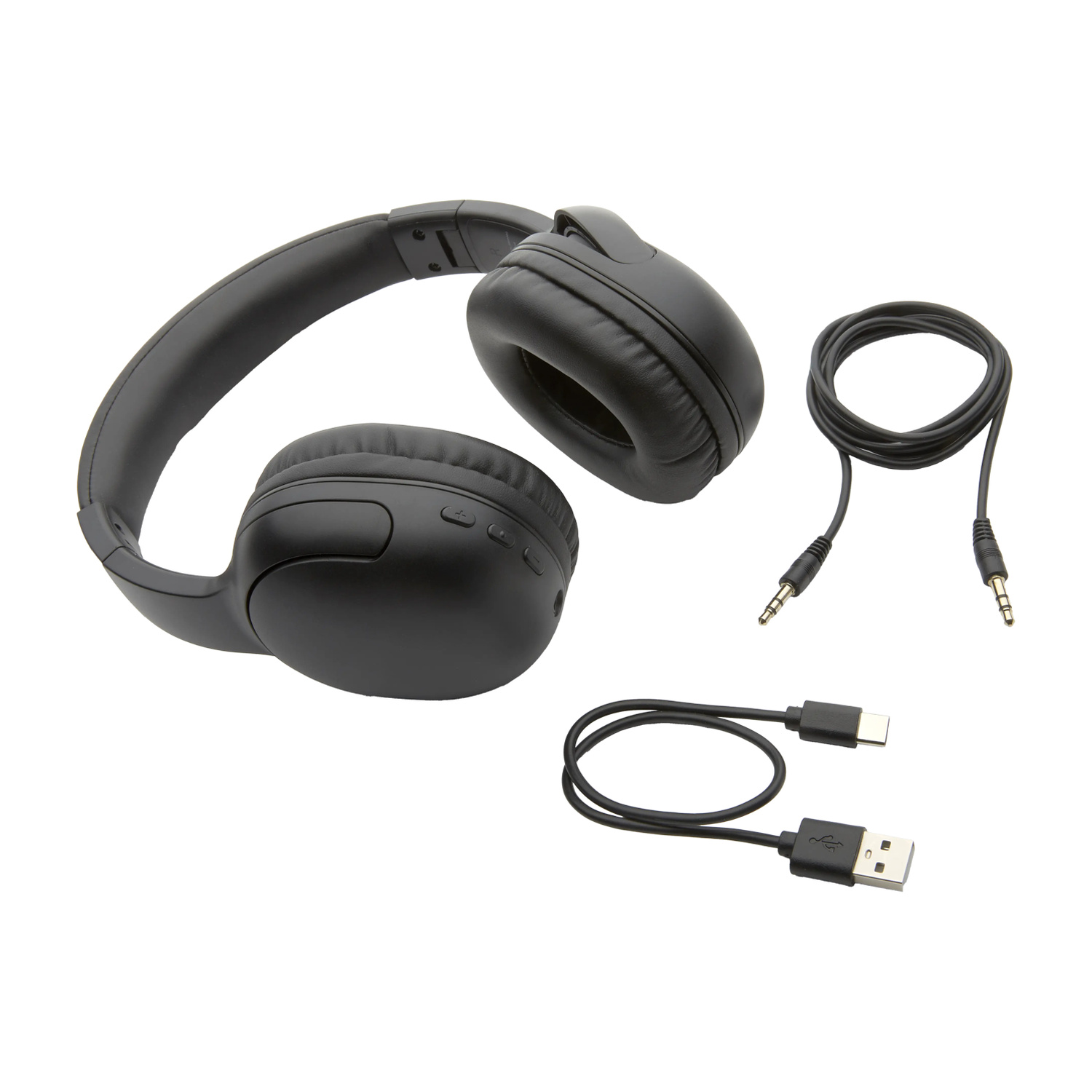 Cuffie nere con cavi: USB-C, USB-A e jack da 3,5 mm.