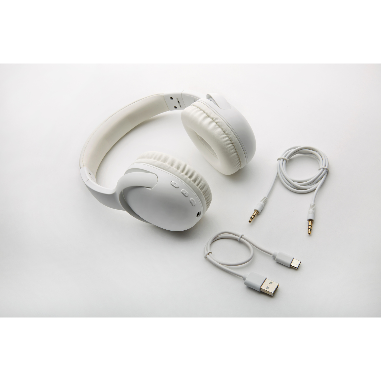 Cuffie bianche con due cavi bianchi, un USB-C e un cavo jack.