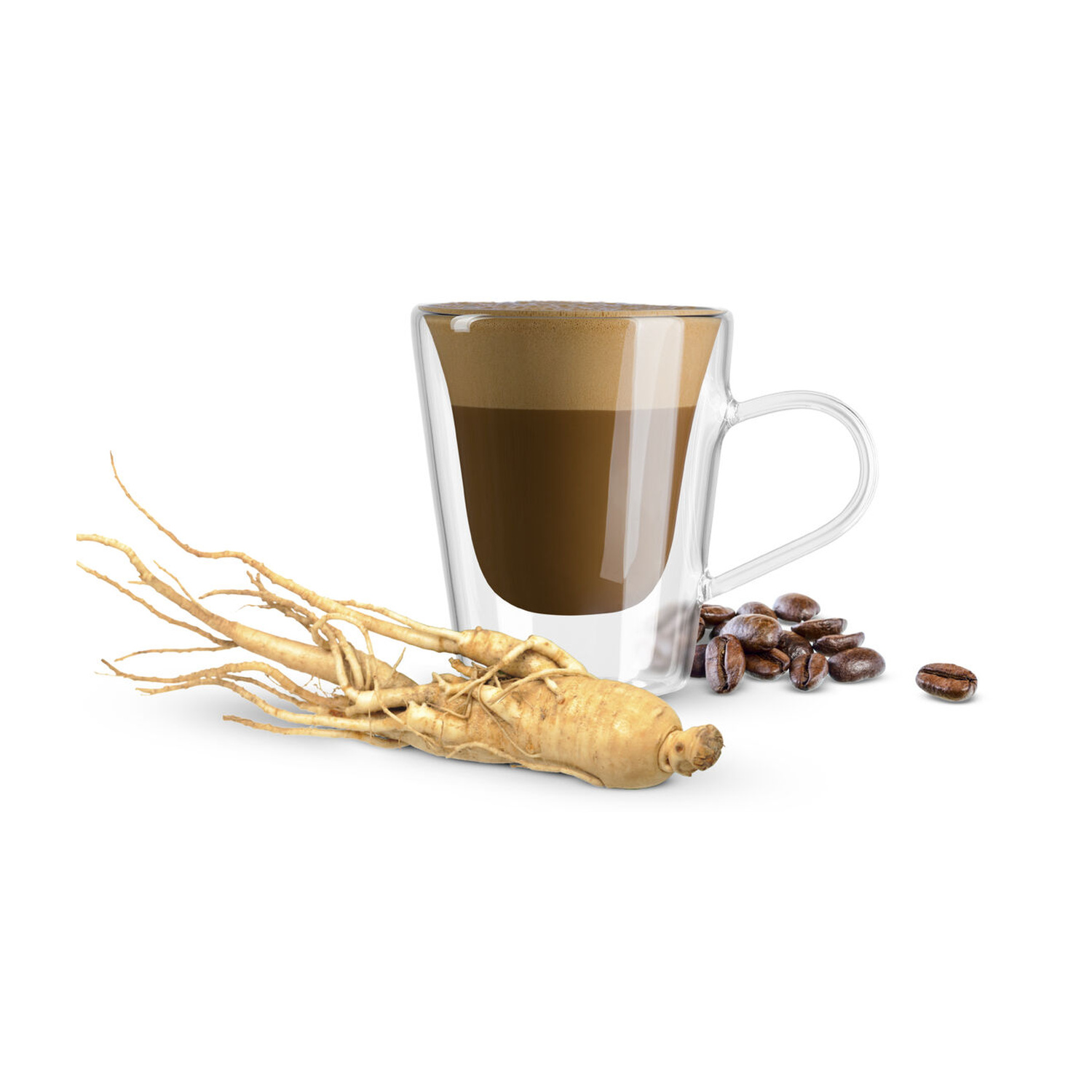 Tazza di caffè con radice di ginseng e chicchi di caffè.