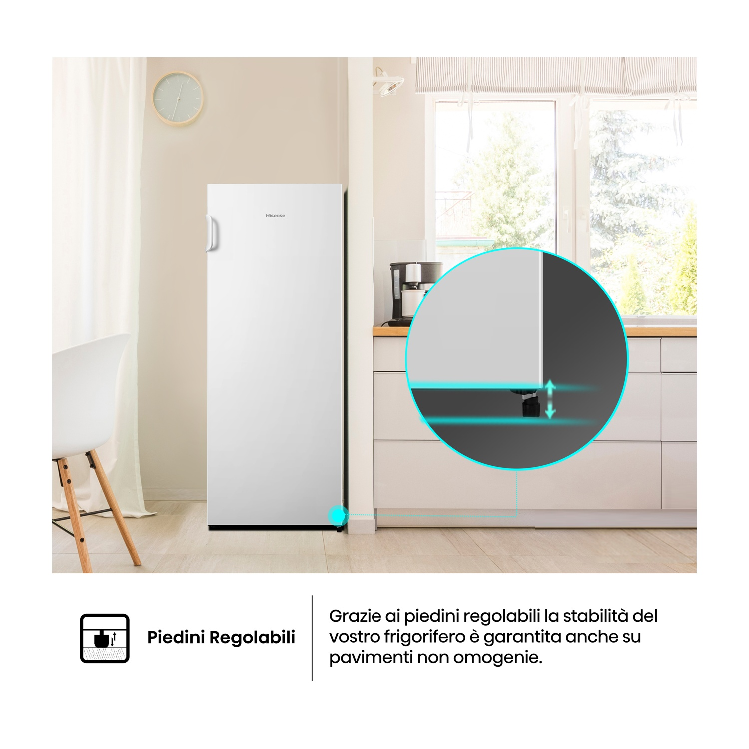 Un frigorifero Hisense bianco in una cucina con finestre e macchina del caffè.